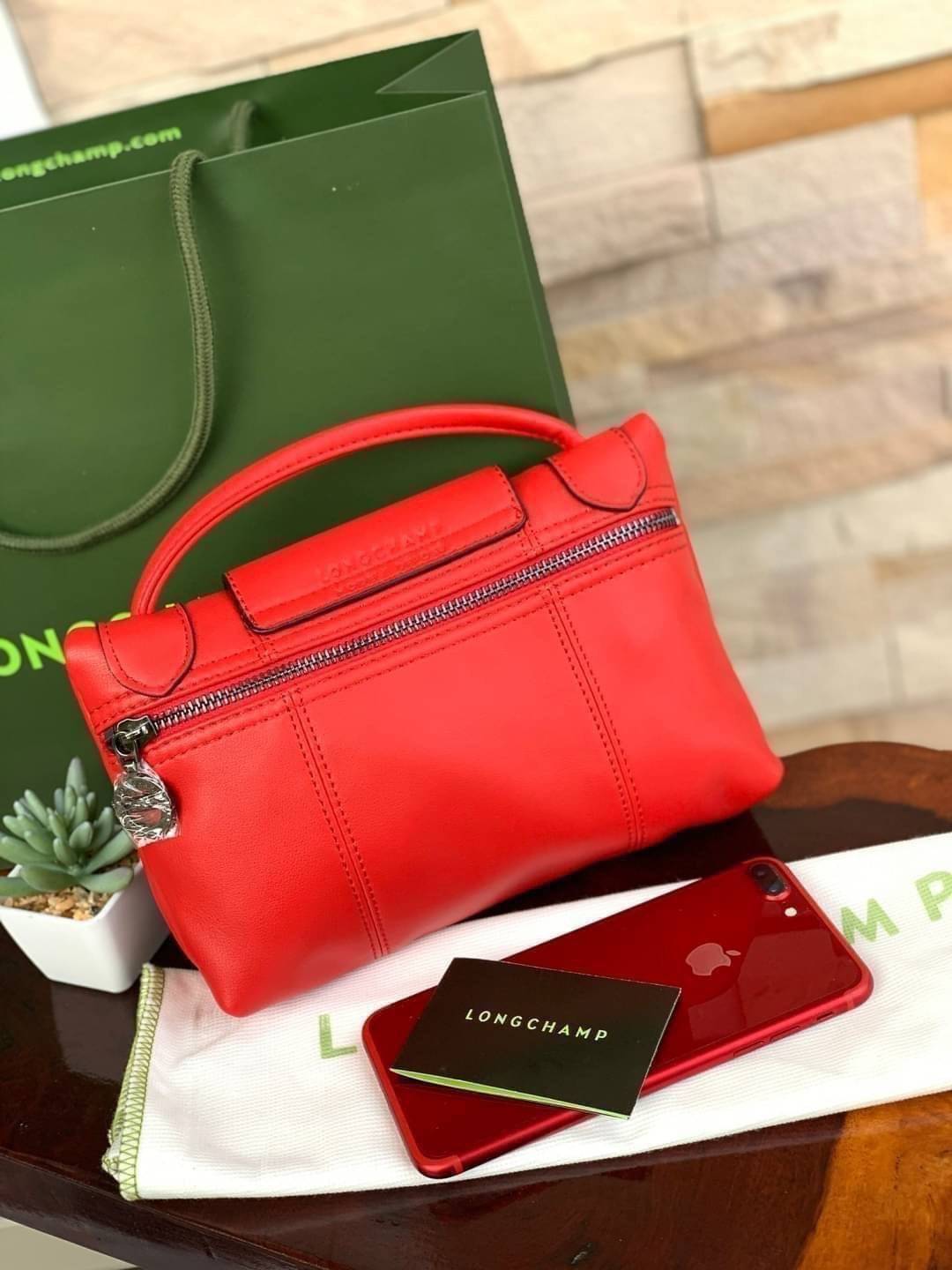 Longchamp Le Pliage Cuir Crossbody Bag อีกหนึ่งคอลเลคชั่น Le Pliage Cuir หนึ่งในตระกูลกระเป๋าสุดไอคอนิกจากแบรนด์ Longchamp และจัดการปรับดีไซน์ให้มีขนาดเล็กลงในทรงcrossbody กะทัดรัดสะพายแล้วคล่องตัว ด้วยดีไซน์ที่ดูเป็นเอกลักษณ์การใช้งานช่องหลักที่ซิปด้านหล