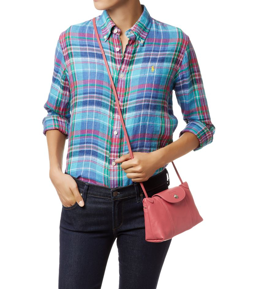 Longchamp Le Pliage Cuir Crossbody Bag อีกหนึ่งคอลเลคชั่น Le Pliage Cuir หนึ่งในตระกูลกระเป๋าสุดไอคอนิกจากแบรนด์ Longchamp และจัดการปรับดีไซน์ให้มีขนาดเล็กลงในทรงcrossbody กะทัดรัดสะพายแล้วคล่องตัว ด้วยดีไซน์ที่ดูเป็นเอกลักษณ์การใช้งานช่องหลักที่ซิปด้านหล