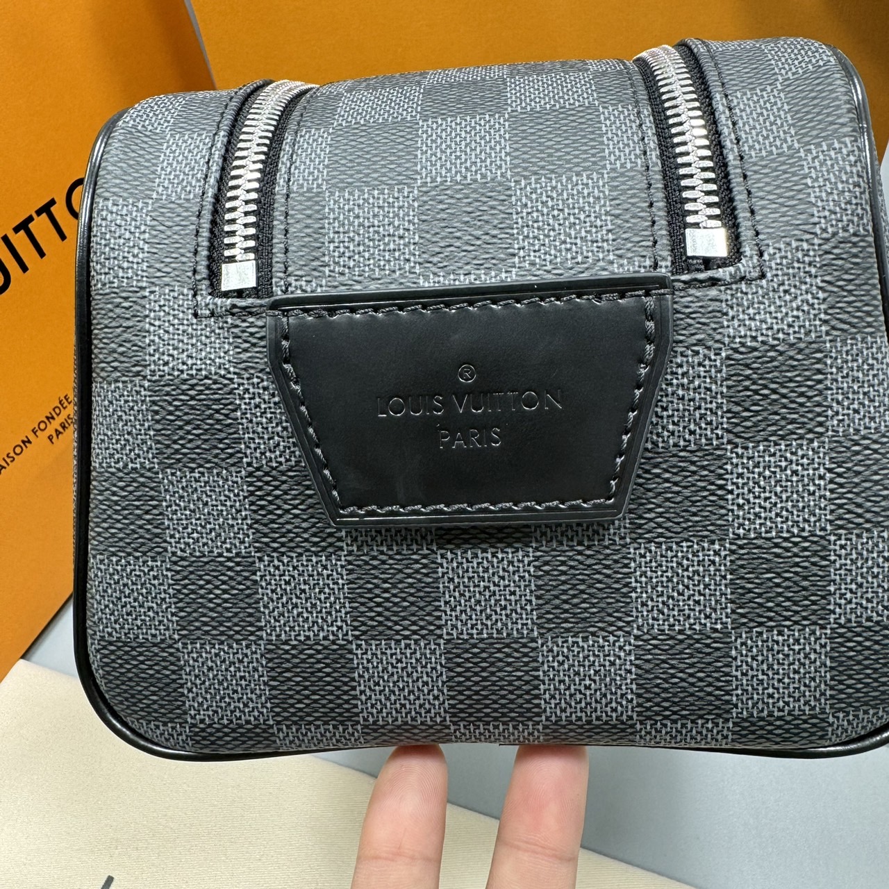 LV Clutch LV Dopp Kit Toilet Pouch Monogram / Damier Graphite Canvas กระเป๋าถือทรงพอชหรือคลัช เกรดออริ ท็อป 1:1 เกรดดีสุด แคนวาสแท้สวย ใช้งานต่างประเทศได้