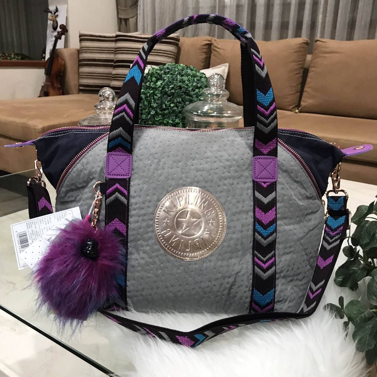 พร้อมส่งรุ่นหายาก NEW! KIPLING ART M TOTE BAG กระเป๋าถือหรือสะพายรุ่นใหม่ Special Limited Edition วัสดุ Nylon+Polyester 100% น้ำหนักเบาโดดเด่นที่สามารถรูดซิปมุมกระเป๋าเปลี่ยนทรงได้ไม่จำเจ มีหูหิ้วสะพายไหล่เเละสายยาว crossbody เลื่อนปรับระดับได้ มือจับหูหิ