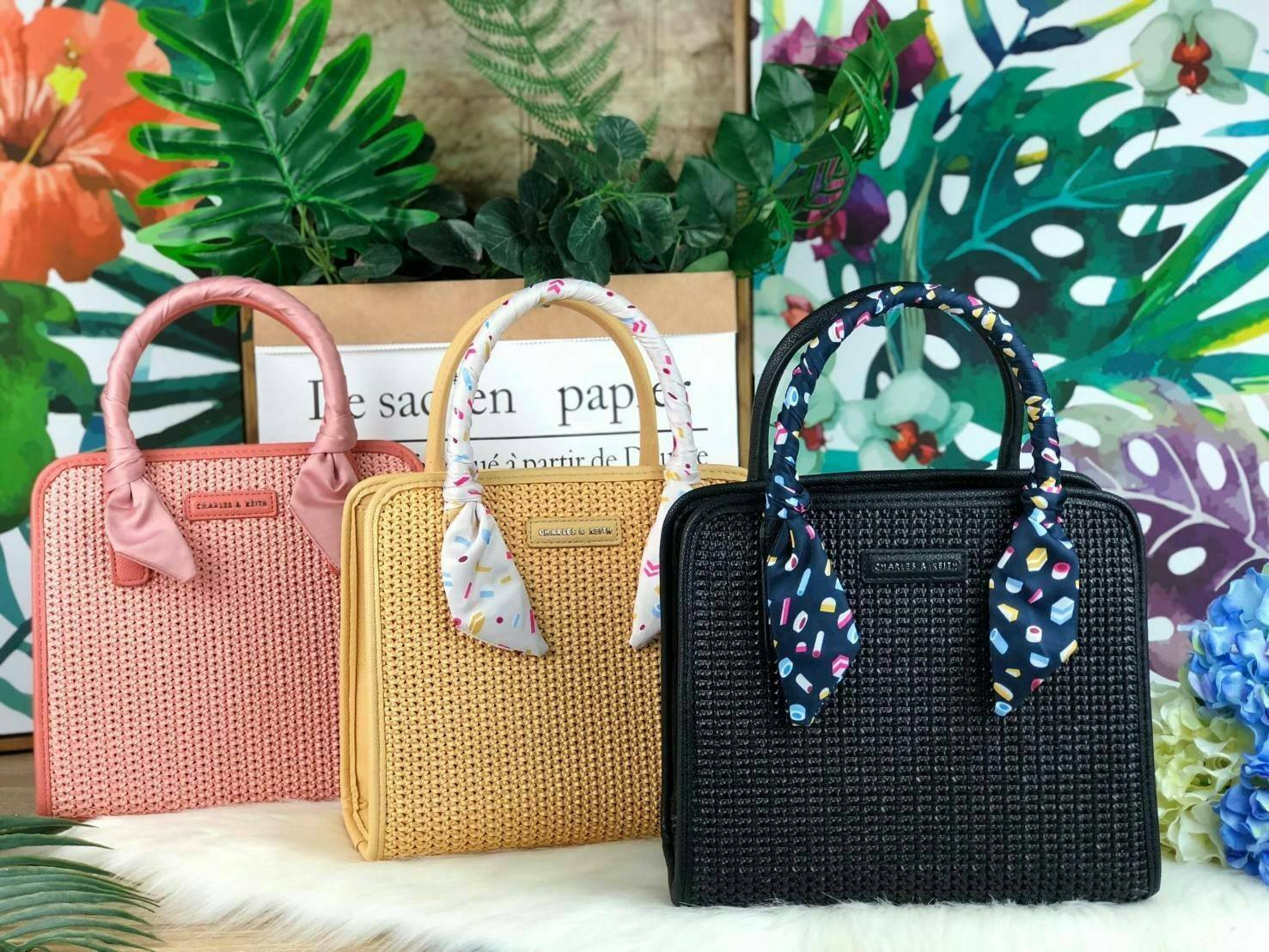 CHARLES & KEITH SATIN SCARF WRAPPED WOVEN BAG กระเป๋าถือ/สะพายอยู่ทรง มีผ้าพันหูกระเป๋าให้ 1 เส้น มีหมุดรองฐานทั้ง 4 มุม ที่ด้านหน้าทำ texture สวยงาม เปิดปิดด้วยกระดุมแม่เหล็ก ด้สนในมีช่องซิปเล็ก 1 ช่อง รุ่นนี้จุของได้เยอะ ใส่ iPad mini ได้สบายๆค่า สายสะพ