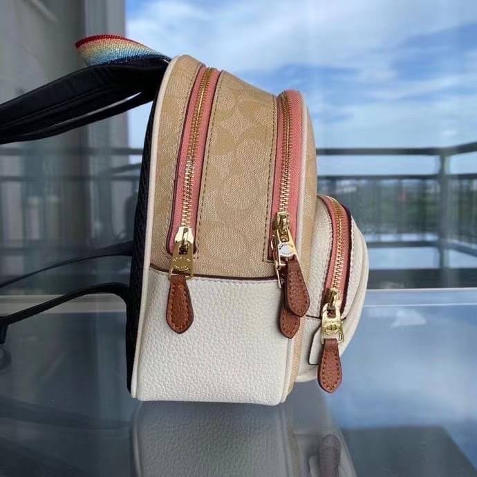 COACH Mini Court Backpack In Signature Canvas With Butterfly / With Radish C8259 C8257 🌈ต่อกันเลย สวยกันก่อน วางน้องไม่ลงเลยจริงๆค่าา😍 พร้อมส่ง! ยังไม่เข้าไทย กับกระเป๋าสะพายหลังแบบมีหูหิ้วในตัว บอกก่อนเลยว่าหนังของน้องทั้งนิ่ม ทั้งสวย อย่