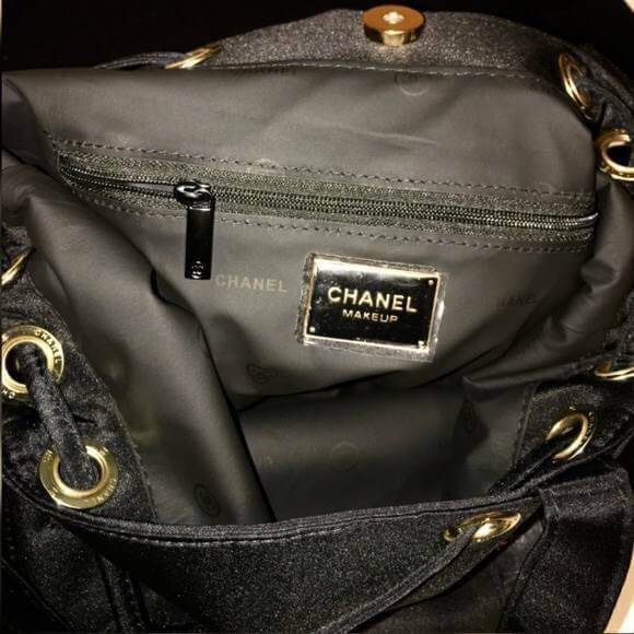CHANEL New Black Sequins Bucket Bag กระเป๋าฟรีเมี่ยมชาแนลทรงขนมจีบหูรูด ปากกระเป๋าปิดด้วยแม่เหล็กดู ใช้แบบถือหรือสะพายข้างก็ได้ค่ะ ภายในมีช่องซิปเล็กไว้แยกเก็บของจุกจิก สายถอดออกและปรับระดับได้ค่ะ ผ้าสีดำปักเลื่อมโลโก้แบรนด์ สวยงามมากๆ ใช้ได้หลายโอกาส