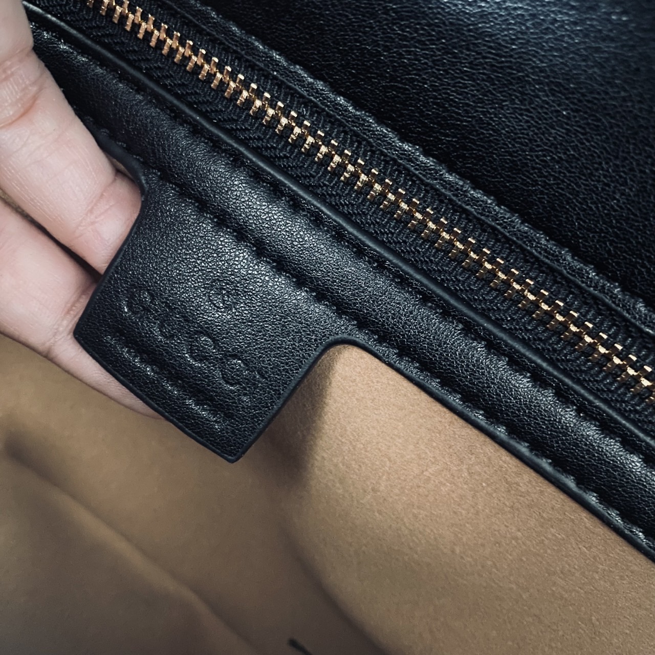 GUCCI GG Marmont Small Shoulder Bag กระเป๋าสะพายรุ่นคลาสสิค แต่งโลโก้สีทองโดดเด่น สวยหรูดูแพงขับผิว อัพลุคได้สบายๆ ด้านหลังดีไซน์รูปหัวใจ 🖤