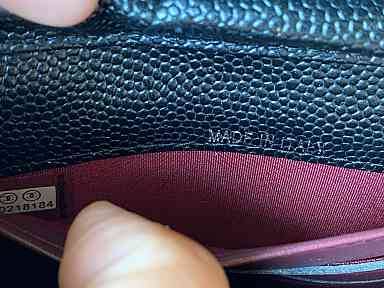 หนังแท้ CHANEL WALLET WITCH CHAIN รุ่นยอดนิยมไอเท็มฮิตวัสดุหนังคาเวียร์สวยคลาสสิคเปิดปิดด้วยฝาปิดกระดุมด้านหน้ามีโลโก้แบรนด์อะไหล่ทองสวยหรูดูดีมาพร้อมสายโซ่อะไหล่เงินและทอง ร้อยหนังจะสะพายไหล่ หรือ Crossbody ภาพถ่ายจากงานขายจริงสวยน่าใช้ Chanel mini นาทีน