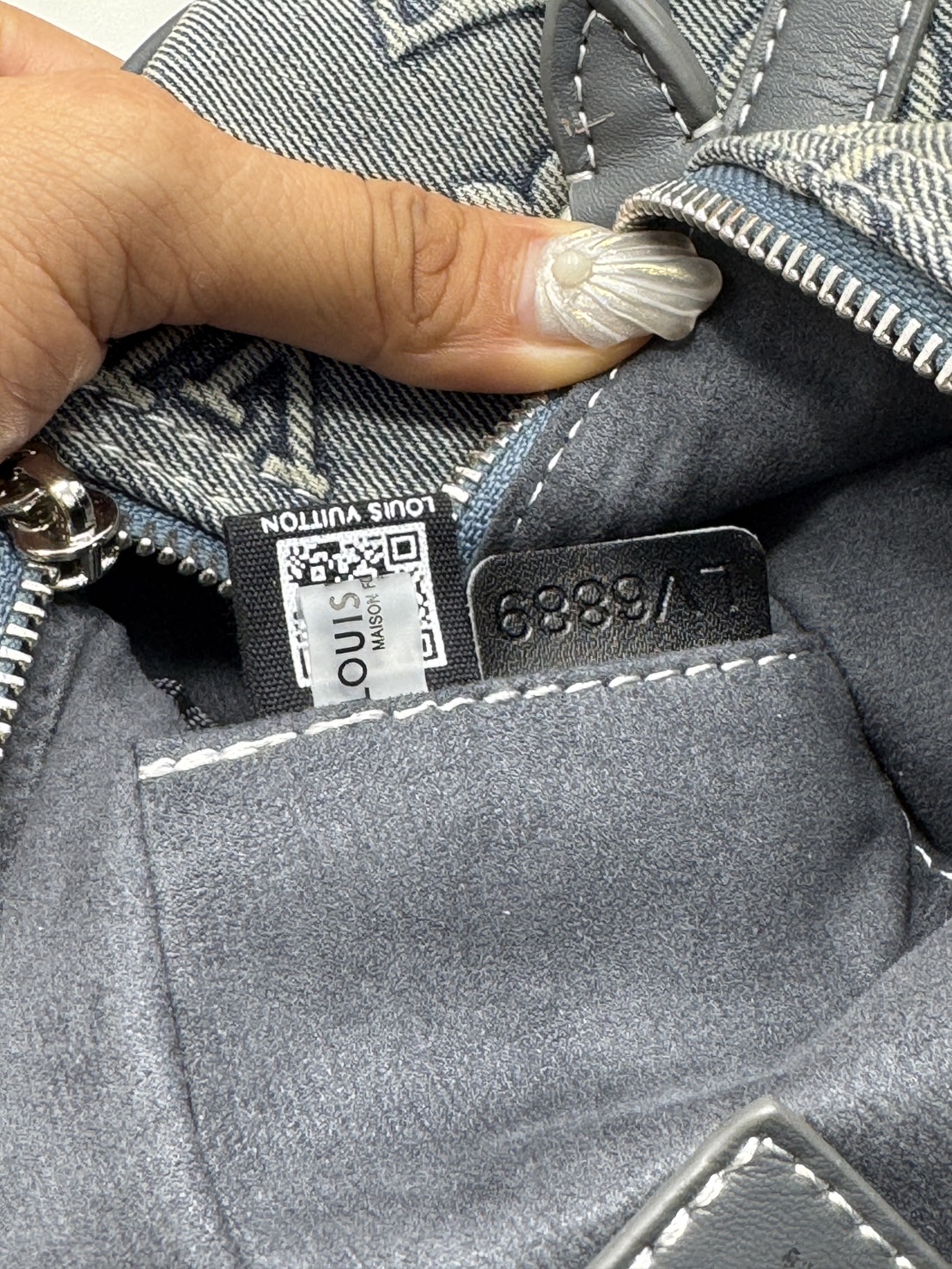 LV Bandouliere 25 Monogram Denim Bag กระเป๋าสะพายทรงหมอนเดนิมซีดสไตล์วินเทจ ปั้มนูนโลโก้ลายโมโนแกรม ใหม่ล่าสุด มาแรงม้าก! รุ่นลิมิเต็ดที่สาวๆควรได้มีสะสม