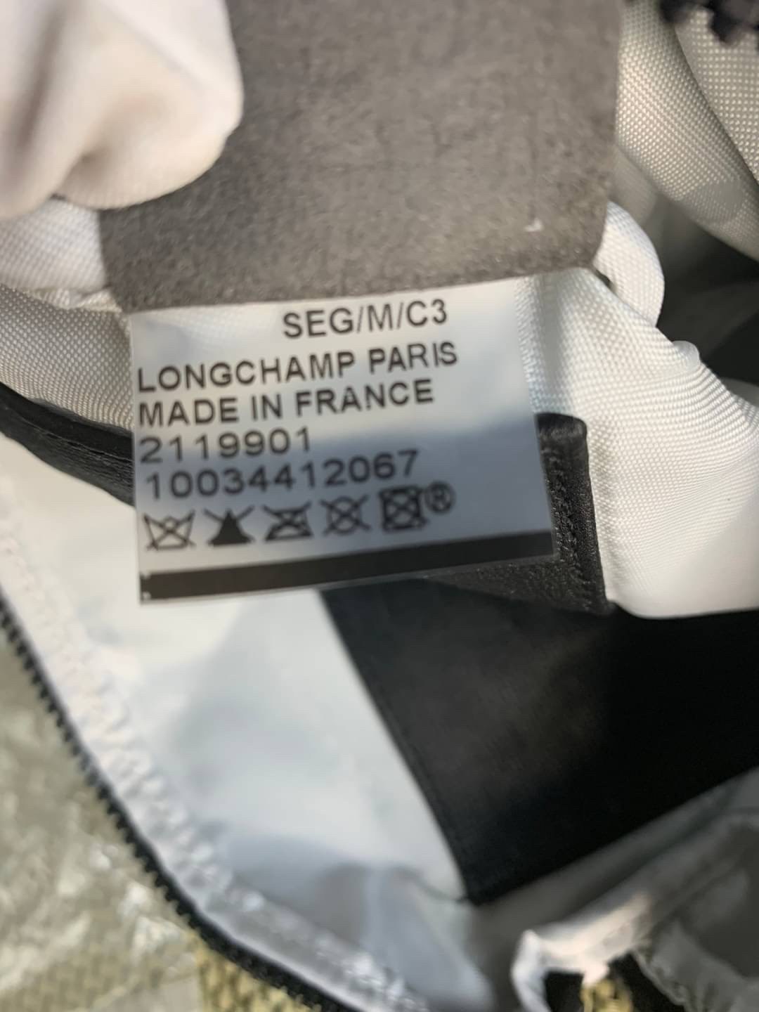 LONGCHAMP LE PLIAGE LGP BELT BAG M เท่ห์อย่างมีสไตล์กระเป๋าทรงคาดอกและคาดเอวดีไซน์แนวสปอร์ต เพิ่มความโดดเด่นทันสมัยด้วยลายซิกเนเจอร์ มีช่องซิปที่ใช้งานง่ายช่วยให้คุณหยิบใช้สิ่งของจำเป็นได้อย่างสะดวกและง่ายดาย และผสานสายรัดแบบปรับได้เข้ากับหัวเข็มขัดตัวล็อ