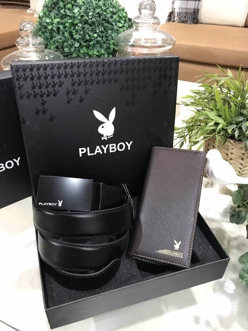 PLAYBOY LEATHER BELT & LONG WALLET VALUE PACK Limited Edition จาก Playboy เซทนี้สุดคุ้มค่ะได้ทั้งเข็มขัดและกระเป๋าสตางค์ใบยาวแบบใส่มือถือได้ มีช่องใส่รูป ช่องใส่บัตร ช่องใส่ธนบัตร แบงก์พัน ช่องซิปใส่เหรียญ แยกเป็นสัดส่วน พร้อมกล่องแบรนด์สามารถมอบเป็นของขว