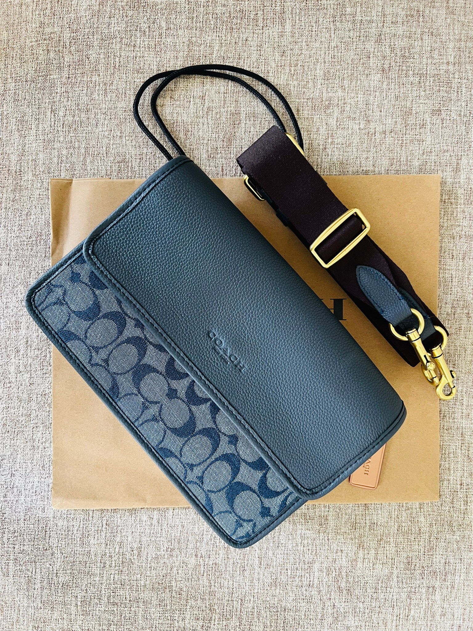 COACH Turner Flap Crossbody In Signature Chambray C8185 กระเป๋าสะพายหนังแชมเบรย์ซิกเนเจอร์และหนังธรรมชาติ ด้านในกระเป๋าซิป กระดุมแป๊ก ซับในหนัง กระเป๋าสลิปด้านนอก สายสะพายถอดได้ ยาว 25” สำหรับสะพายไหล่หรือสะพายข้าง