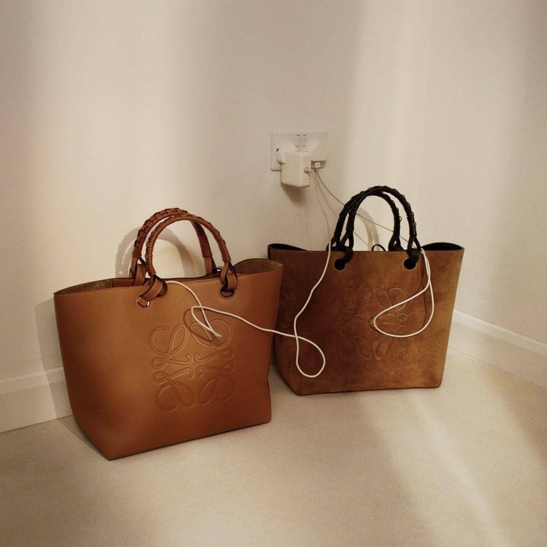 LOEWE HANDLE & SHOULDER BAG VIP GIFT WITH PURCHASE (GWP) กระเป๋าหนังแท้พรีเมี่ยมกิ๊ฟ Limited จาก LOEWE PERFUME DUTYFREE รุ่น Rare items สุดๆวัสดุหนังแท้ Lambskin แบบนิ่มเทคเจอร์สวยดีไซน์สุดหรูคงเอกลักษณ์แบรนด์ ภายในโล่งกว้าง ซับในหนังกลับ ใบใหญ่กำลังดีจุส