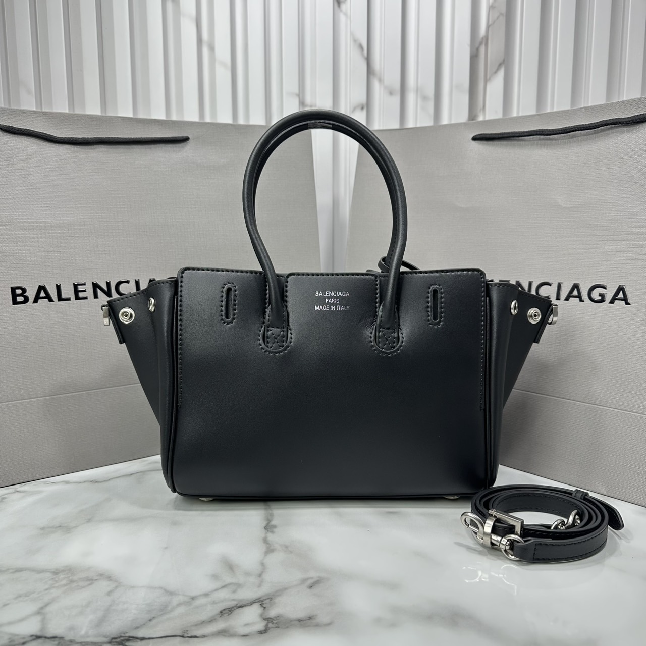 ORI หนังแท้ | Balenciaga Bel Air Carry All Bag Mini in Black smooth leather, aged-gold hardware ที่สุดของไฮแฟชั่น ดีไซน์เหนือกาลเวลาสุดไอคอนิค ต้องยกให้แบรนด์นี้เลยค่ะ กระเป๋าสะพายดีไซน์สวย!! หรู!! เลิศ!! ไม่ซ้ำใคร