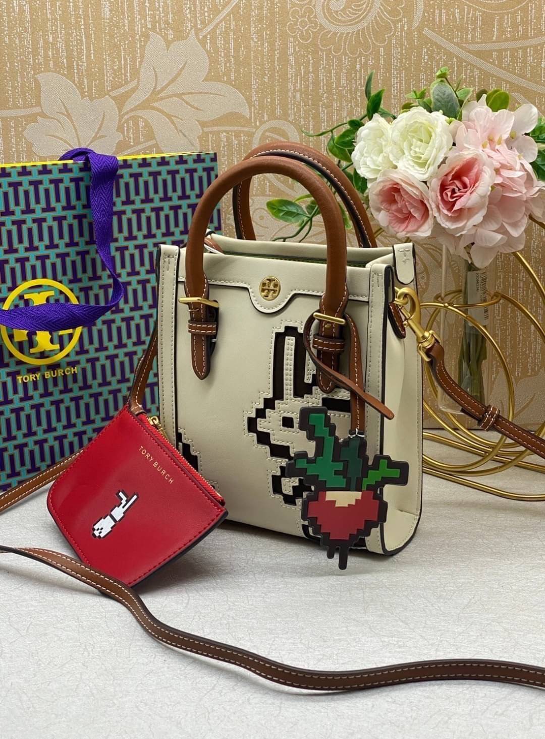 TORY BURCH PIXELATED RABBIT MINI BAG TOTE 🐇 อดใจยังไงไหว น่ารักขนาดนี้ 🥕🥕 กระเป๋าทรงโท้ท ด้านหน้าเป็นรูปกระต่ายอันเป็นสัญลักษณ์ของปีนี้ น่ารักมากๆค่ะ 🥕พร้อมพวงหนังแครอทมาให้อีกหนึ่งพวง
