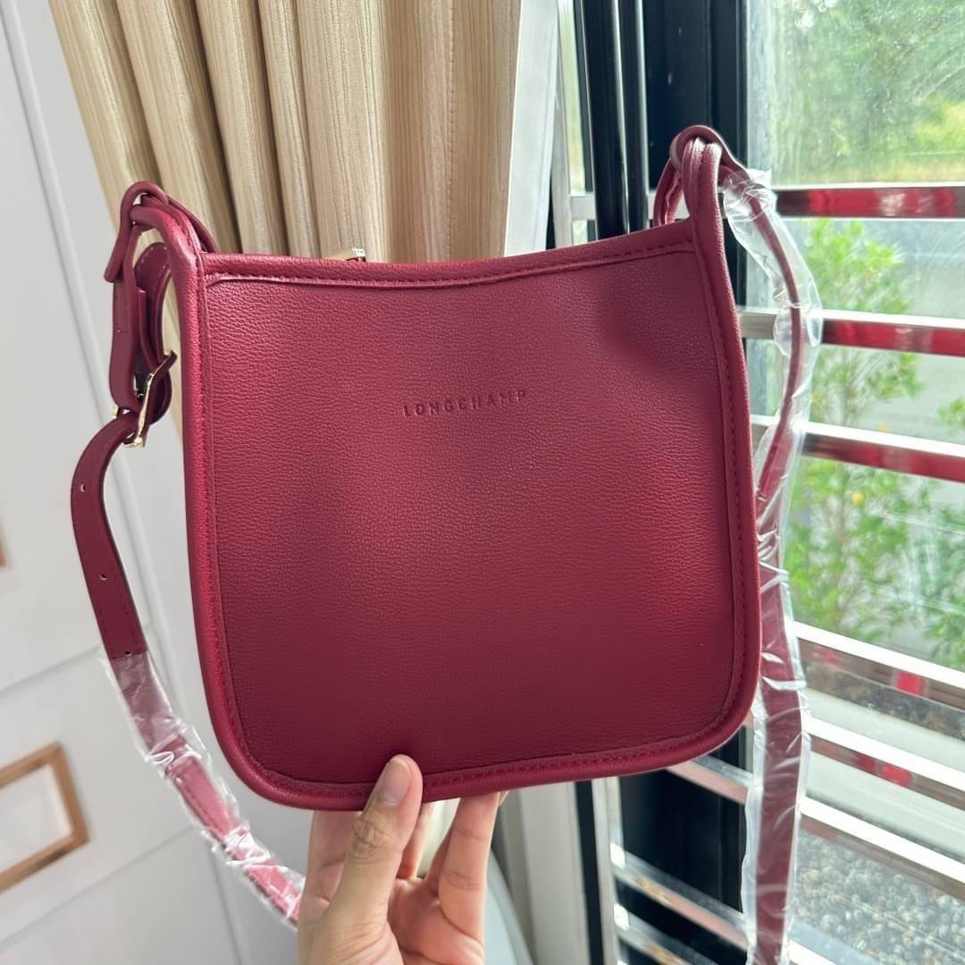 LONGCHAMP LE FOULONNÉ CROSSBODY BAG กระเป๋าสะพายที่เรียบง่ายและดูดี การออกแบบที่คล่องตัวของรุ่นนี้เหมาะอย่างยิ่งสำหรับผู้หญิงที่มีบุคลิกที่ต้องการกระเป๋าสไตล์แบบเรียบง่าย