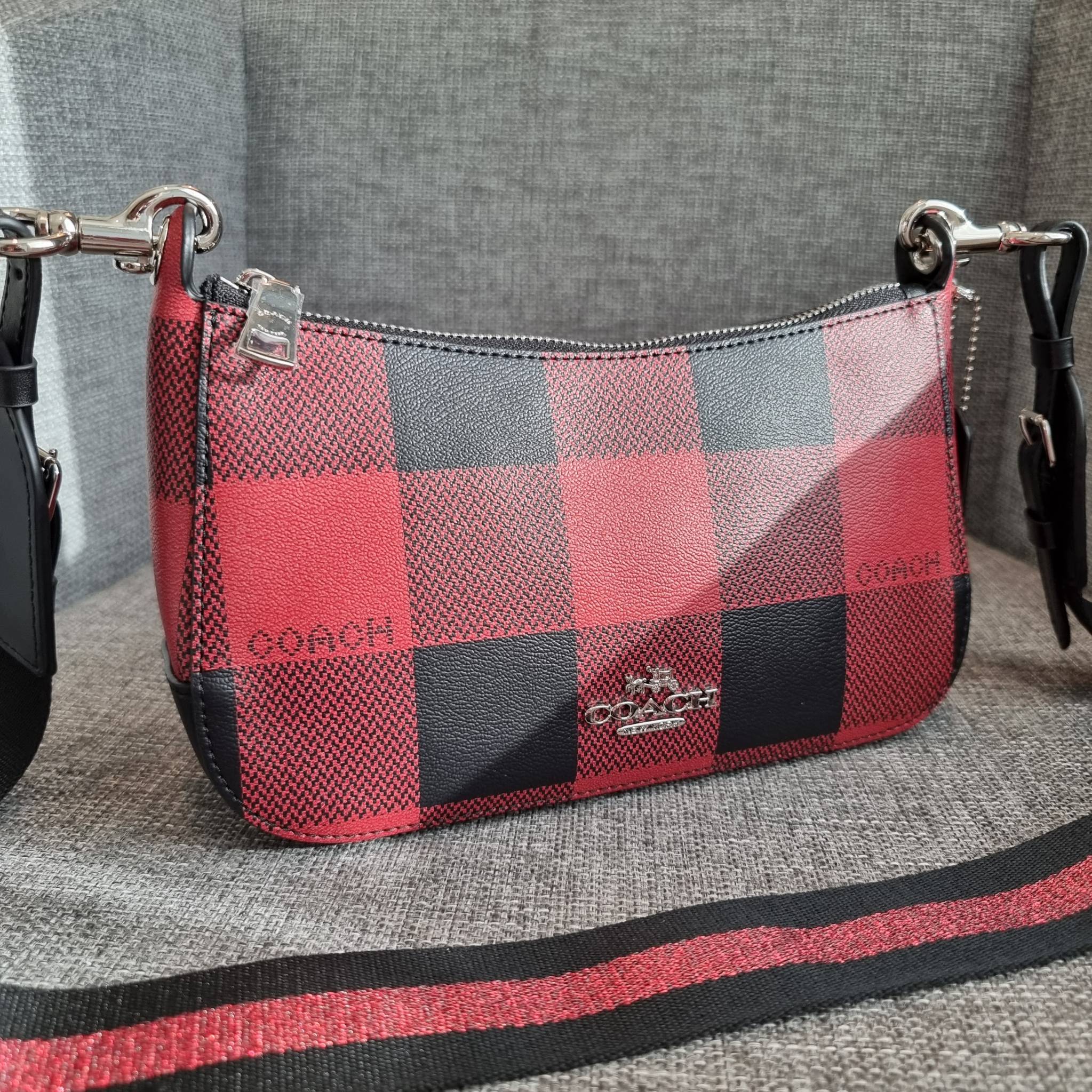 OUTLET 】COACH C6818 JES BAGUETTE WITH BUFFALO PLAID PRINT คอลเลคชั่นใหม่ล่าสุด พร้อมเสิร์ฟความสวยถึงบ้านเช่นเคย!! กระเป๋าสะพายทรงบาแกตต์ ดีไซน์ย้อนยุค ที่แอบแฝงความเรียบหรูดูแพงอยู่ในตัว โดดเด่นด้วยสายสะพายเส้นใหญ่ โทนสีคอนทราส ทำให้ไอเท็มนี้ดูมีลูกเล่นมา
