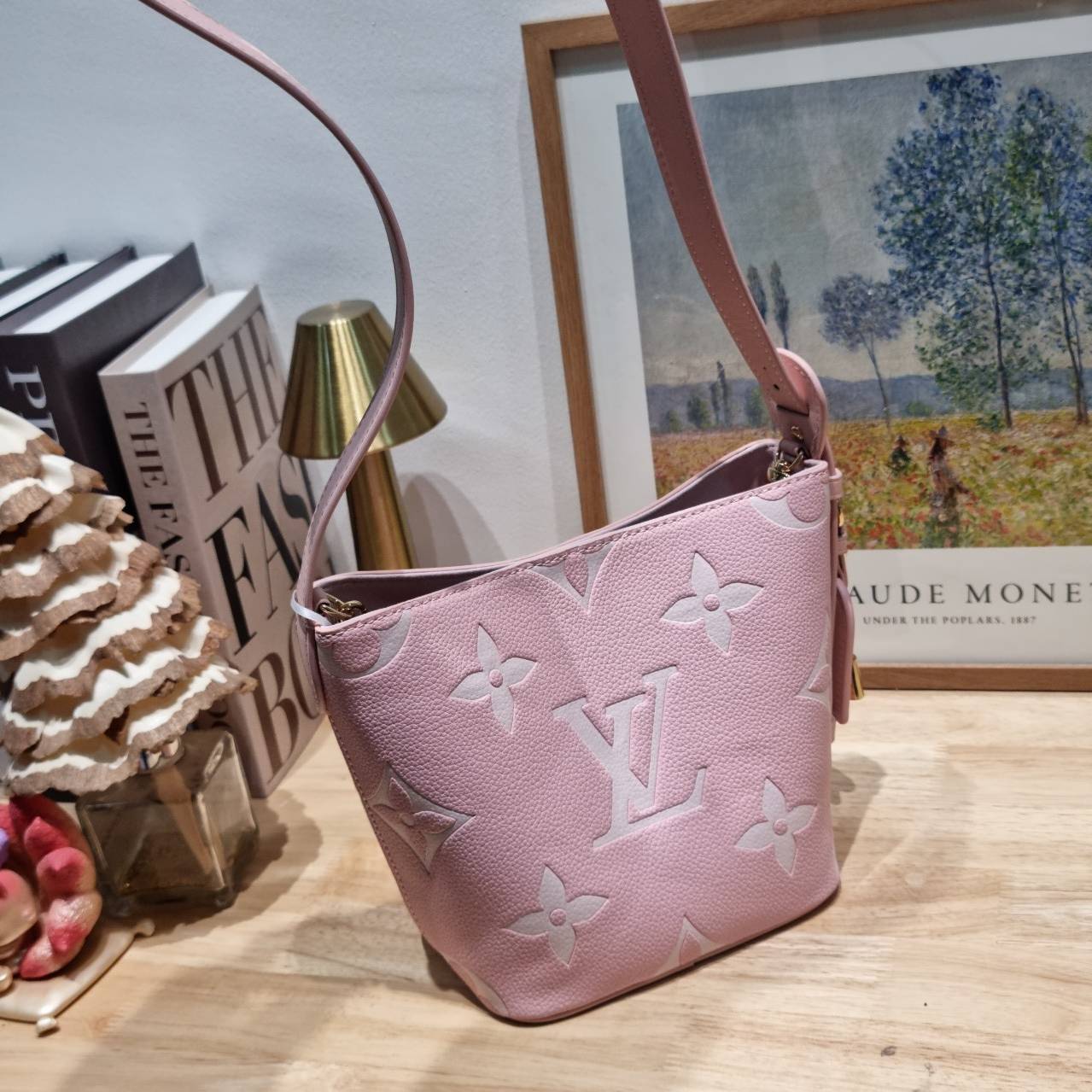 LV All In BB Bag กระเป๋าทรงบัคเก็ตที่มาแรงมากๆตอนนี้ พร้อมสีใหม่ต้อนรับวาเลนไทน์ รูปทรงคลาสสิคสะดวกใช้ ดีไซน์ลูกเล่นสนุกๆ ปรับเปลี่ยนรูปทรงกระเป๋าได้ไม่น่าเบื่อ ด้านข้างตกแต่งพวงหนังห้อยพร้อมกุญแจ