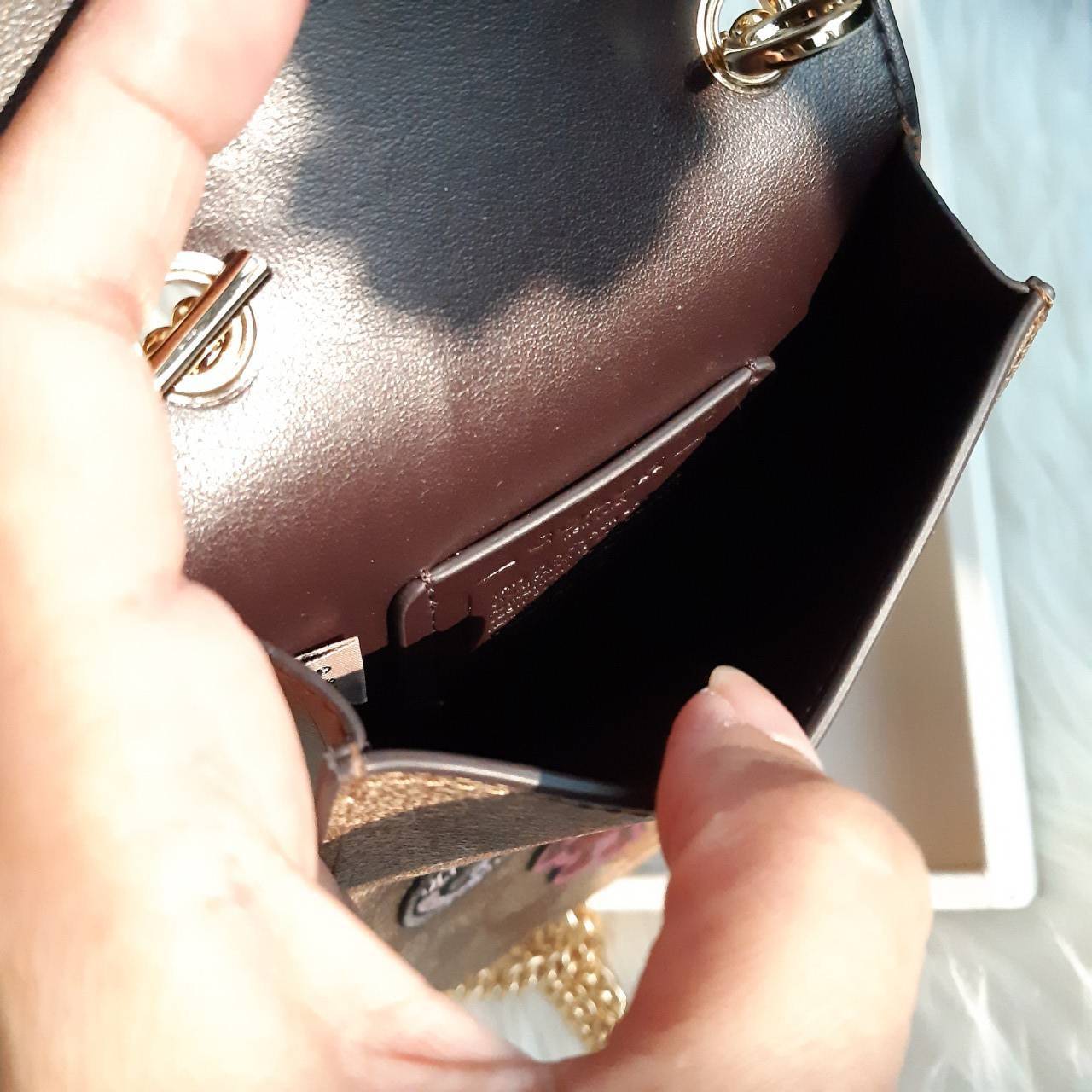 COACH PHONE CASE CROSSBODY BAG ((73486//76988//76357//39955//91046)) COACH NORTH/SOUTH CROSSBODY IN SIGNATURE CANVAS กระเป๋าใส่โทรศัพท์รุ่นนี้ มีความโดดเด่นทั้งดีไซน์และคุณสมบัติในการใช้งาน ด้วยลวดลายที่มีซิกเนเจอร์เป็นเอกลักษณ์แล้ว ด้านหลังยังมีช่องใส่กา