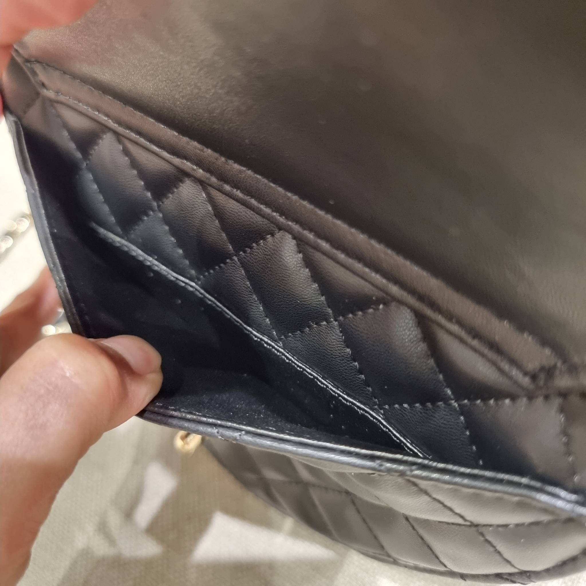 VIP 🥂 CHANEL Heart Bag Lambskin & Gold-Tone Meta ใหม่มาก สวยมาก มงมาก!! กระเป๋าสะพายสุดคิ้วท์ ที่ดีไซน์รูปทรงหัวใจไม่ซ้ำใคร น่ารักทุกสี น่าใช้ไปเลยแม่!! วัสดุหนังแกะฟอกสี เปิด-ปิดด้วยซิป ด้านหน้ามีช่องเก็บของจุกจิก ภายในเป็นช่องโล่ง ใส่มือถือ ใส่ก