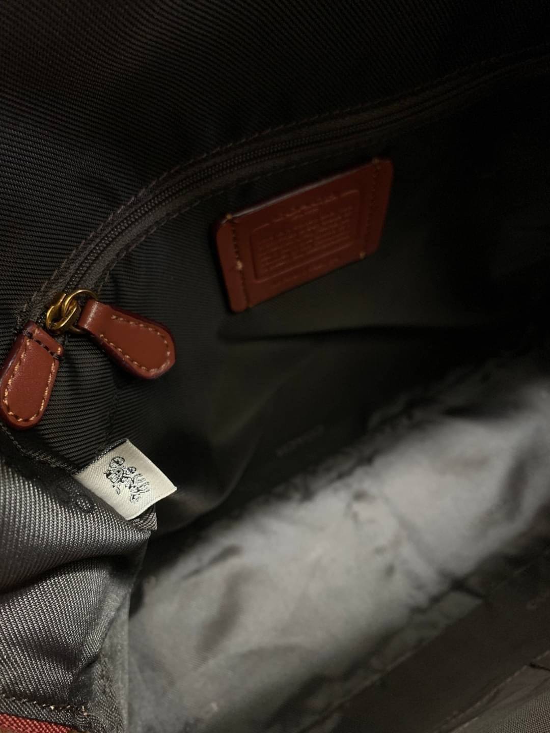 COACH CAMPUS BACKPACK IN SIGNATURE BAG ((32715)) LARGE พร้อมส่งอีกครั้ง ((ใบใหญ่)) ห้ามพลาด! กระเป๋าสะพายหลังแบบมีหูหิ้วได้ หนังแท้อย่างดี ลายหนังสวย สีหนังคลาสสิค ดูดีมากๆค่ะ ด้านหน้ามีช่องซิปขนาดกลางใส่มือถือหรือของจุกจิกได้ เปิดปิดกระเป๋าแบบซิปคู่ ภายใ