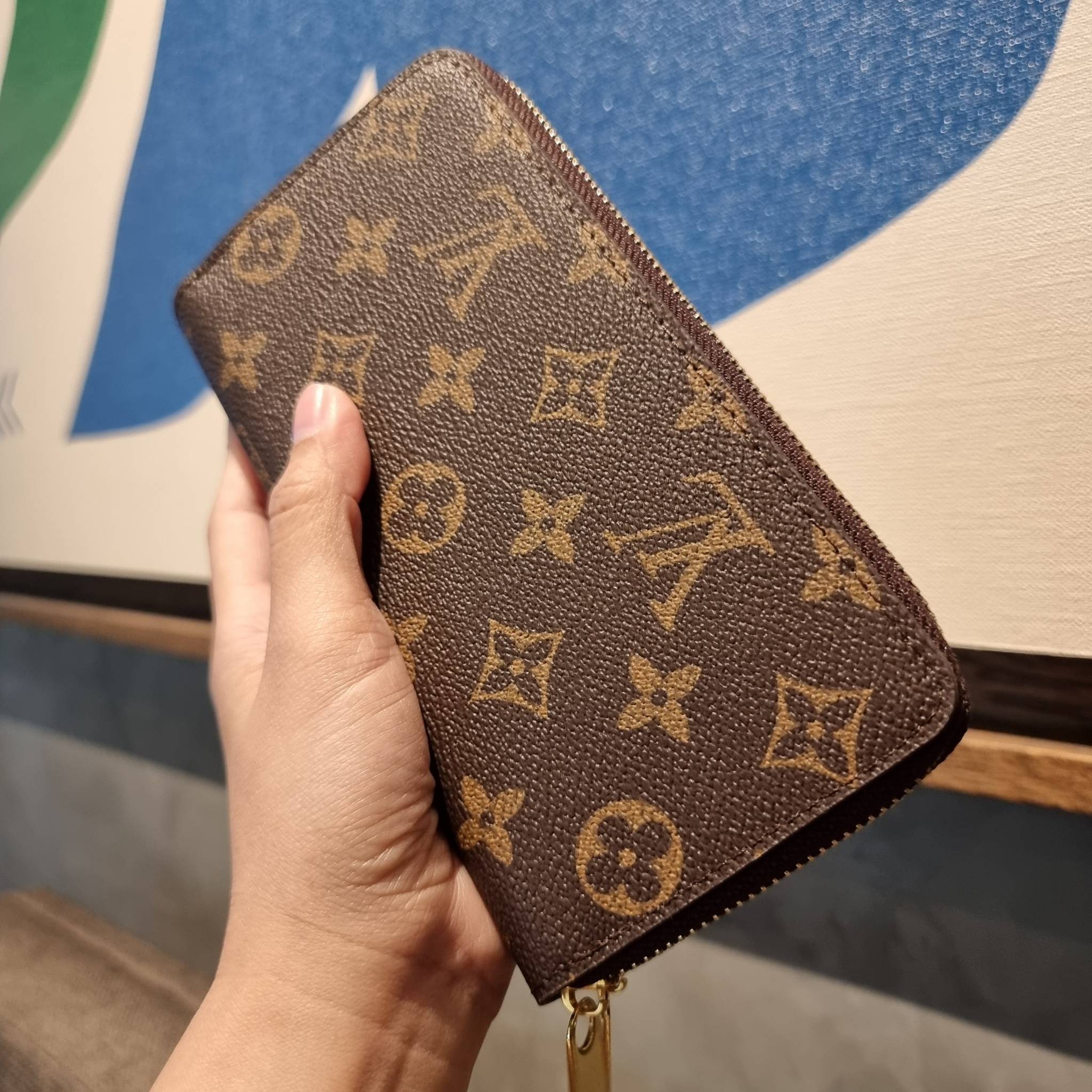 2ซิปก็ต้องมาแล้วแหละ!! IN STOCK แล้ว!! ด่วน!! เตือนแล้วน้า!!! LV long wallet ไอเท็มสุดฮิต ติดทุกกระแส แรงไม่เคยตก รุ่น unisex ที่จะหนุ่มๆสาวๆ ก็เลิฟได้หมด!! ใบยาวขนาดกำลังเหมาะมือ รอบนี้คือดี คุ้ม เพราะมาสองซิป ใส่กันแบบเน้นๆ เงินตุงกระเป๋ารับทรัพย์!! ถือ