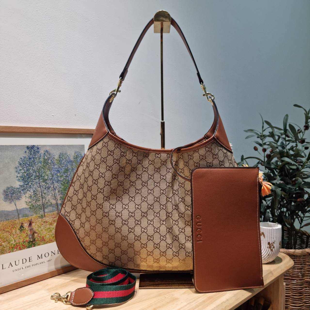 GUCCI B shoulder bag กระเป๋าสะพายไหล่รุ่นใหม่ล่าสุด สวยเริ่ดมากๆ เรียกว่าเป็นกระเป๋าที่เป็นกระแสสุดๆ และใช้ได้แบบ unisex ใบใหญ่ใส่ของได้แบบจุกๆ