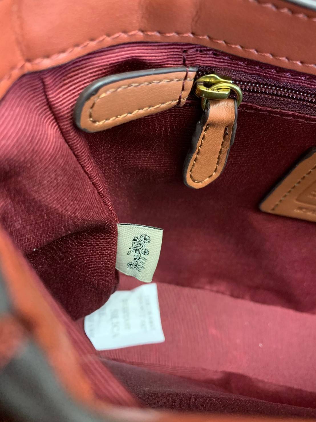 COACH CASSIE CROSSBODY BAG((68349//68348)) พร้อมส่งค่ะ! รุ่นฮิต กระเป๋าหิ้วได้//สะพายข้างหรือครอสบอดี้ร์ได้ หนังแท้นิ่มสวย เปิดปิดกระเป๋าแบบหมุนล็อค ภายในกระเป๋ามี3ช่องให้ใส่ของ แต่ล่ะช่องกว้าง สามารถใส่กระเป๋าเงินใบยาวได้;ของอื่นๆได้จุทีเดียวค่ะ ;มีช่องซ