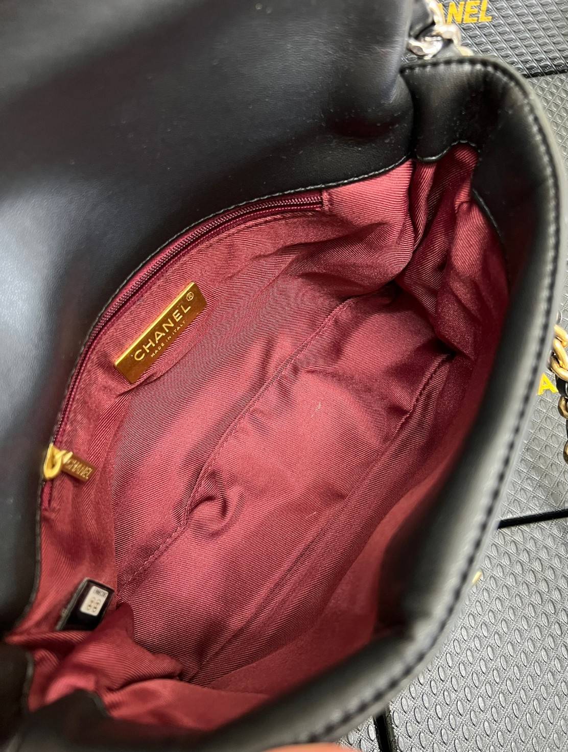 CHANEL 19 FLAP BAG / CHANEL LEATHER SHOULD BAG จำนวนจำกัด_หนึ่งในรุ่นที่สาวๆต้องมีค่า