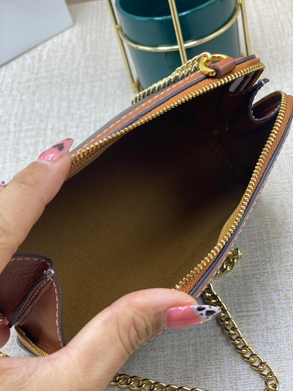 CELINE POUCH 16cm / CELINE TRIOMPHE Triumphal Arch Canvas / CELINE CLUTCH WITH CHAIN กระเป๋าคลัทช์ดีไซน์เรียบหรูออกแบบมาได้อย่างลงตัว พร้อมสายสะพายโซ่ทองสุดหรู ด้วยรูปทรงที่สวยงามและทันสมัย