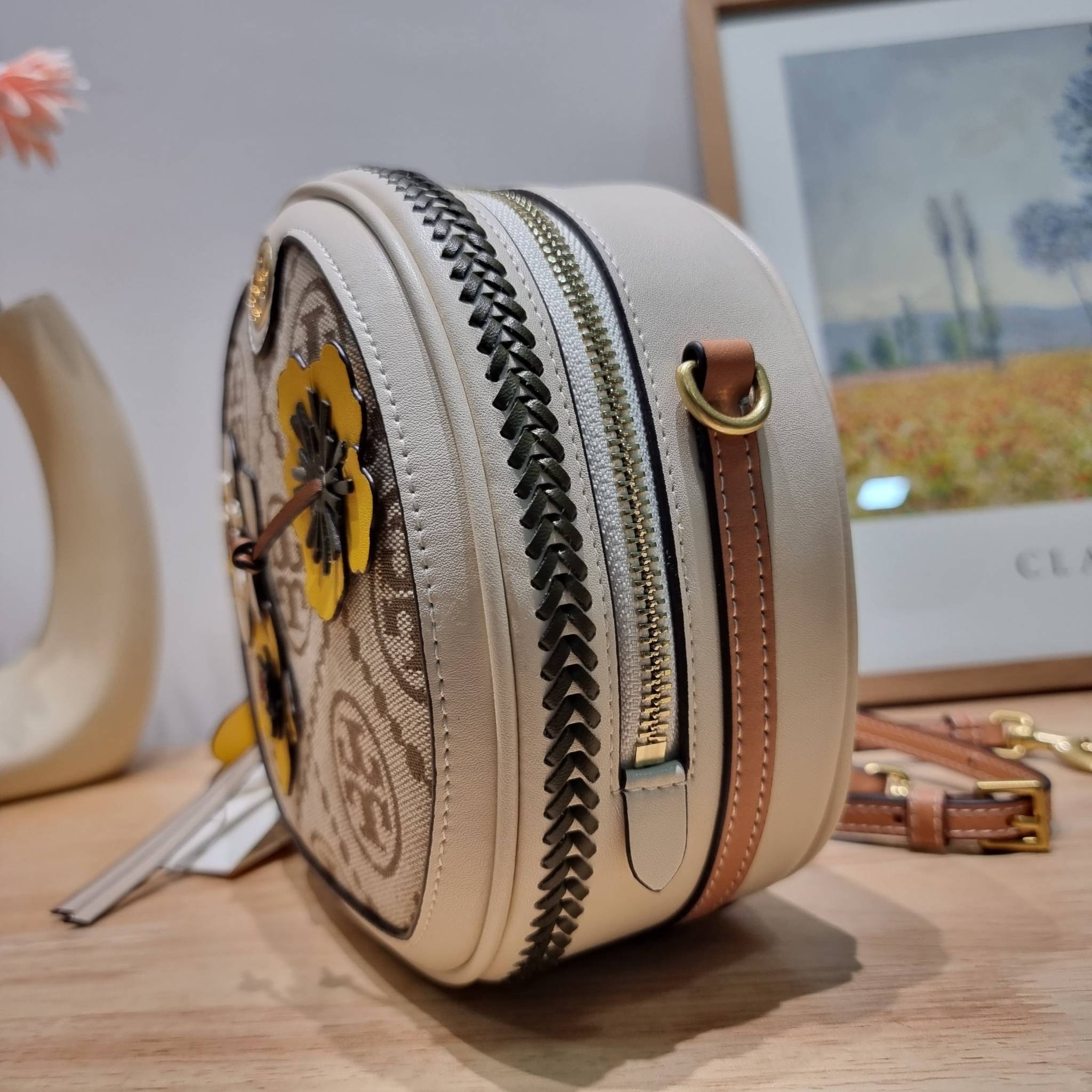 TORY BURCH T MONOGRAM FLORAL MOON CROSSBODY BAG คอลเลคชั่นใหม่ น่ารักให้ใจไปเลย กับประเป๋าสะพายทรงสวย ดีไซน์ใหม่ล่าสุด สไตล์งานคราฟ มีลูกเล่นประดับดอกไม้