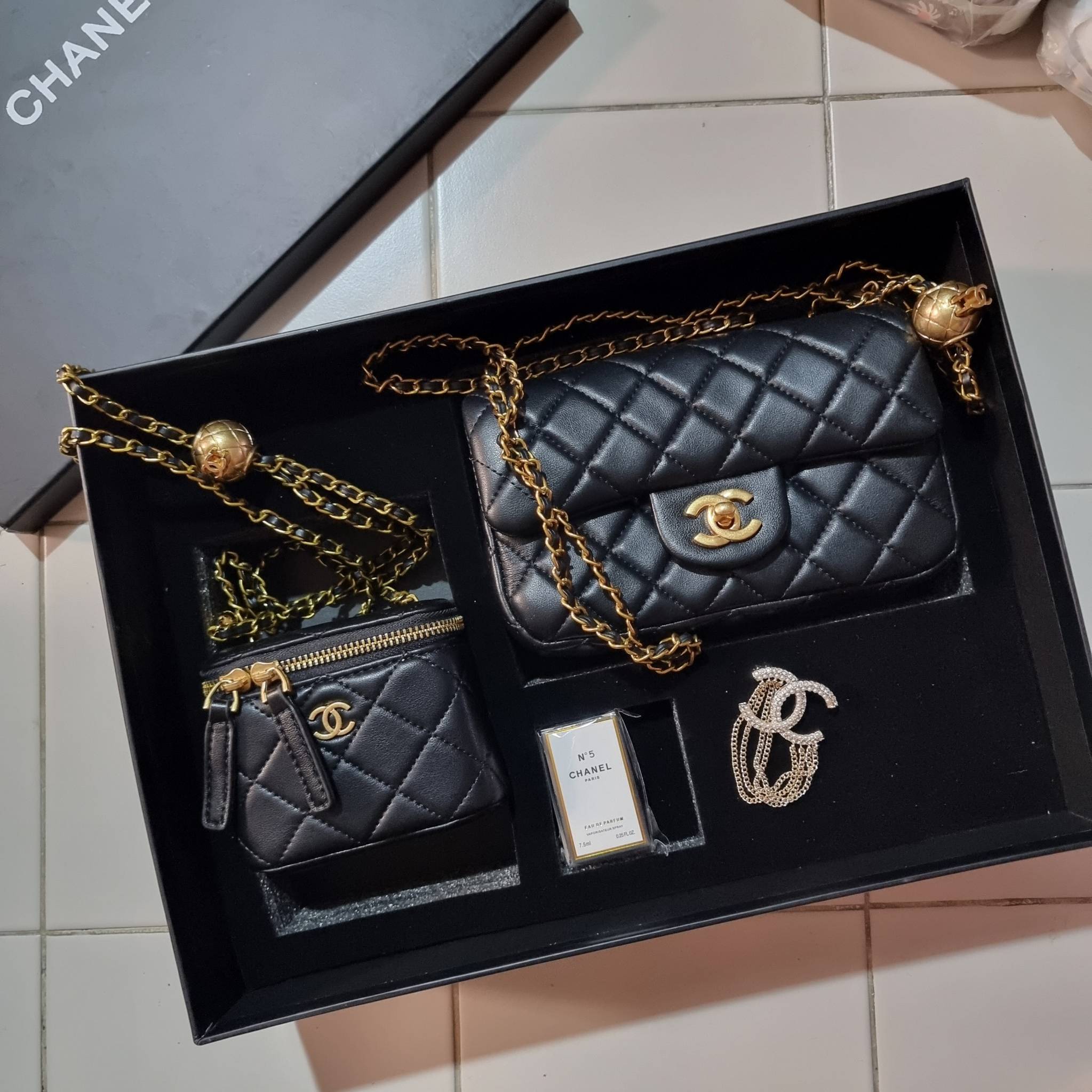 VIP 🥂 เซ็ทคือที่สุดของความคุ้ม CHANEL GIFT BOX SET สุดหรูชวนให้สะสม สุดยอดไอเท็มหายากพร้อมเสิร์ฟครบชุด สุดคุ้ม มาพร้อมกระเป๋าสะพายถึง 2 ใบ สุดหรูลิมิเต็ด จับคู่รุ่นยอดฮิต และที่พิเศษยังมีน้ำหอมตัวท็อปมาให้อีก chanel no.5 ที่แสนจะเย้ายวน ในขนาด 7.5