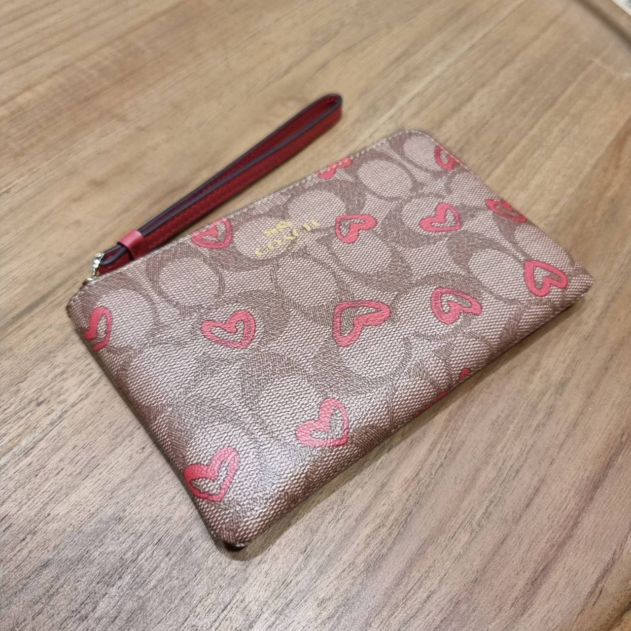 COACH 2972 CORNER ZIP WRISTLET IN SIGNATURE CANVAS WITH BUTTERFLY PRINT มาแล้วจ้า ไอเท็มสุดปัง!! ฮิตไม่เลิก!! พร้อมลวดลายสุดคิ้วท์ น่ารักน่าใช้ขึ้นไปอีก กระเป๋าคล้องมือ ขนาดเหมาะพกพา วัสดุหนังแคนวาส ภายในเป็นช่องโล่ง ใส่ธนบัตร หรือใส่บัตร ใส่เหรียญ ได้หมด