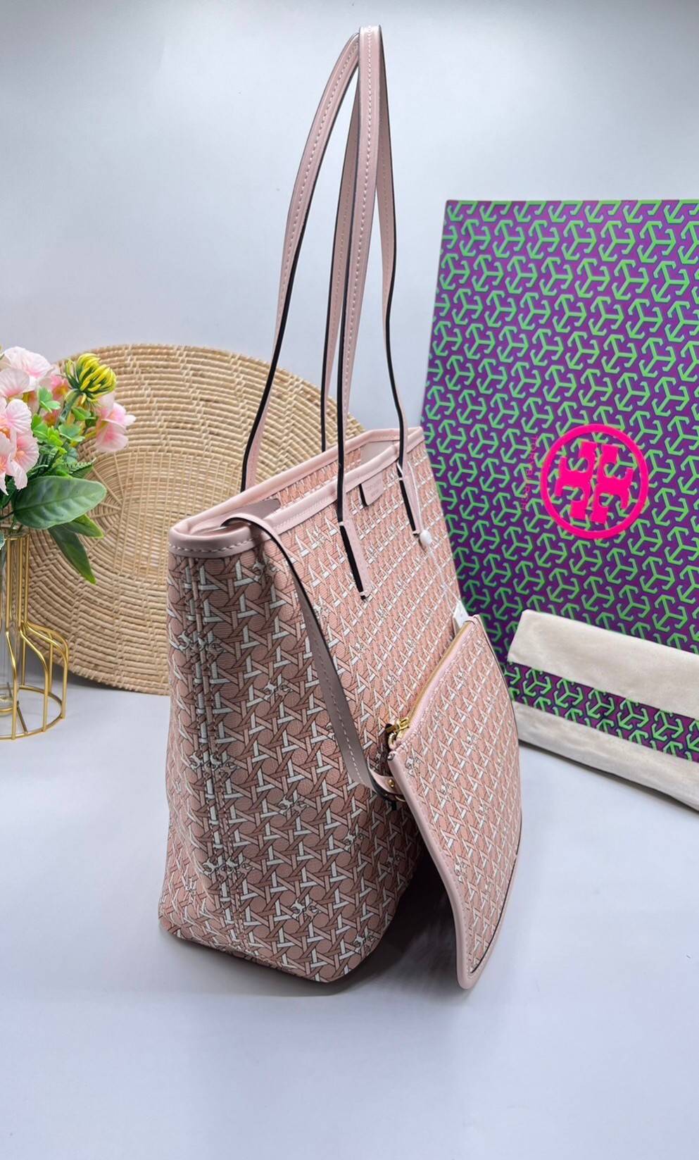 Tory Burch Ever Ready Zip Tote Small Coated Canvas / Tory Burch Geo Logo Tote กระเป๋าโท้ท พิมพ์ลายด้วยลวดลายสานตะกร้าอันเป็นเอกลักษณ์ของแบรนด์ ซึ่งได้แรงบันดาลใจจากความหลงใหลในงานจักสานของผู้ก่อตั้ง