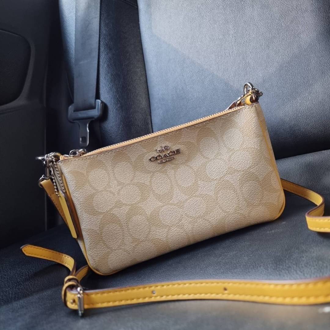 COACH F58321 TOP HANDLE POUCH อีกรุ่นฆ่าไม่ตาย!! 😎 ขายดีขายหมด ขายรวยขายปังๆ!! กระเป๋าพอชจากโค้ช ทรงใช้งานง่าย สะดวก กะทัดรัด วัสดุหนังแคนวาสเคลือบคุณภาพดี มาพร้อมสายคล้องในตัว และสายสะพาย crossbody ปรับเปลี่ยนได้ตามสไตล์ อีกหนึ่งไอเท็มที่สาวๆต้อง