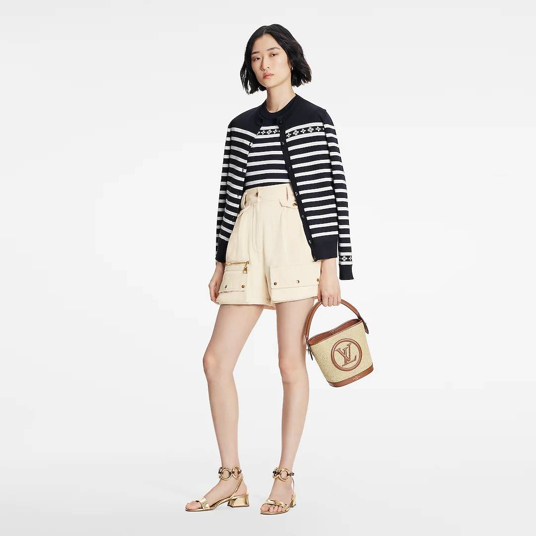 LV PETIT BUCKET BAG ไอเท็มเอ็กซ์คลูซีพจัดมาให้สาวๆโดยเฉพาะ!! กับกระเป๋าสะพายรุ่นลิมิเต็ดหายาก รูปทรงสวยงามสานเต็มใบ และยังโดดเด่นด้วยโลโก้ สีโทนอุ่น