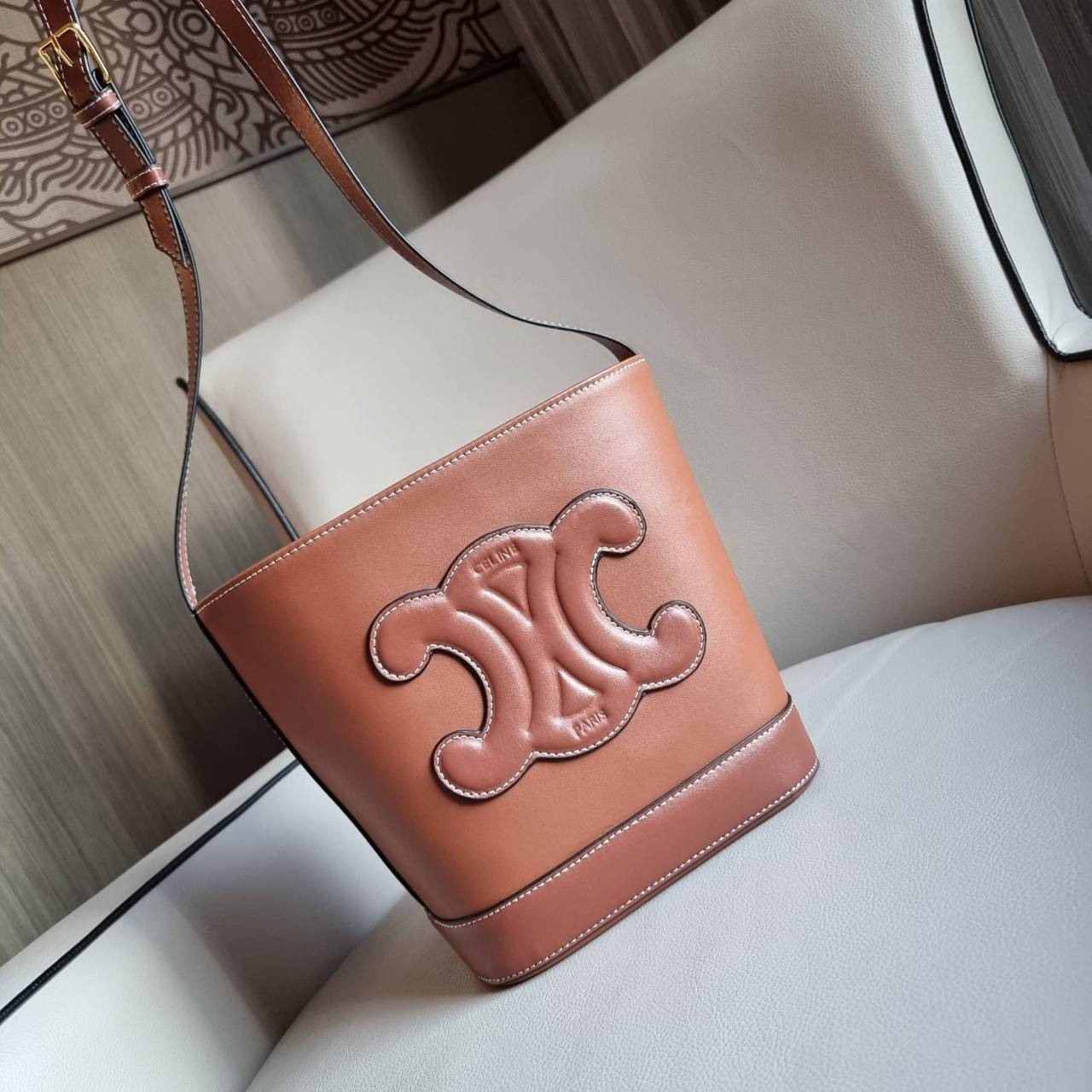 VIP 】CELINE BUCKET BAG CUIR TRIOMPHE คอลเลคชั่นใหม่ ฮิตข้ามปี กับกระเป๋าสะพายทรงถัง ใช้งานง่ายที่สุด สายสะพายในตัว ปรับใช้ได้เลย วัสดุหนังวัว เรียบหรู ผู้ดีไปอีก โดดเด่นด้วยโลโก้เอกลักษณ์ มีกระดุมปิดที่ปากกระเป๋า ภายในโล่งกว้าง ใส่ของแบบจุๆไปเลย เป็นรุ่นท