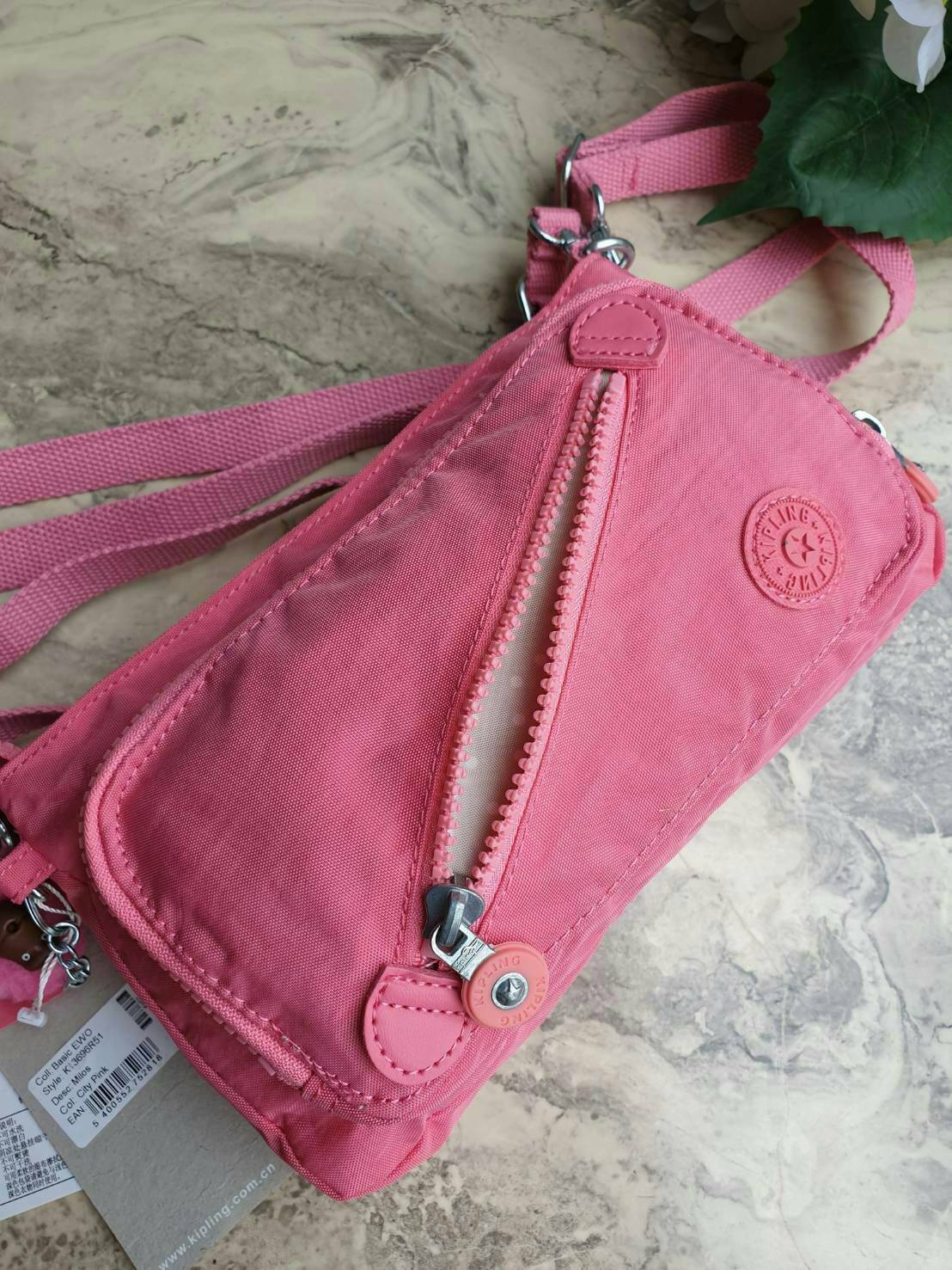 Kipling milos crossbody bag (K13696) กระเป๋าสะพายข้าง crossbody ขนาดกำลังดี มี 2 สาย สายสะพายสั้น ถือเป็นทรงพอรช์(pochette)ถอดเปลี่ยนสลับกับสายยาวได้ มีช่องซิปใช้งาน3ช่อง 2ช่องใหญ่ภายในมีเล็กแยกเป็นสัดส่วน ใส่มินิไอแพค กระเป๋าสตางค์ยาวได้ ด้านหน้ามีช่องซิ