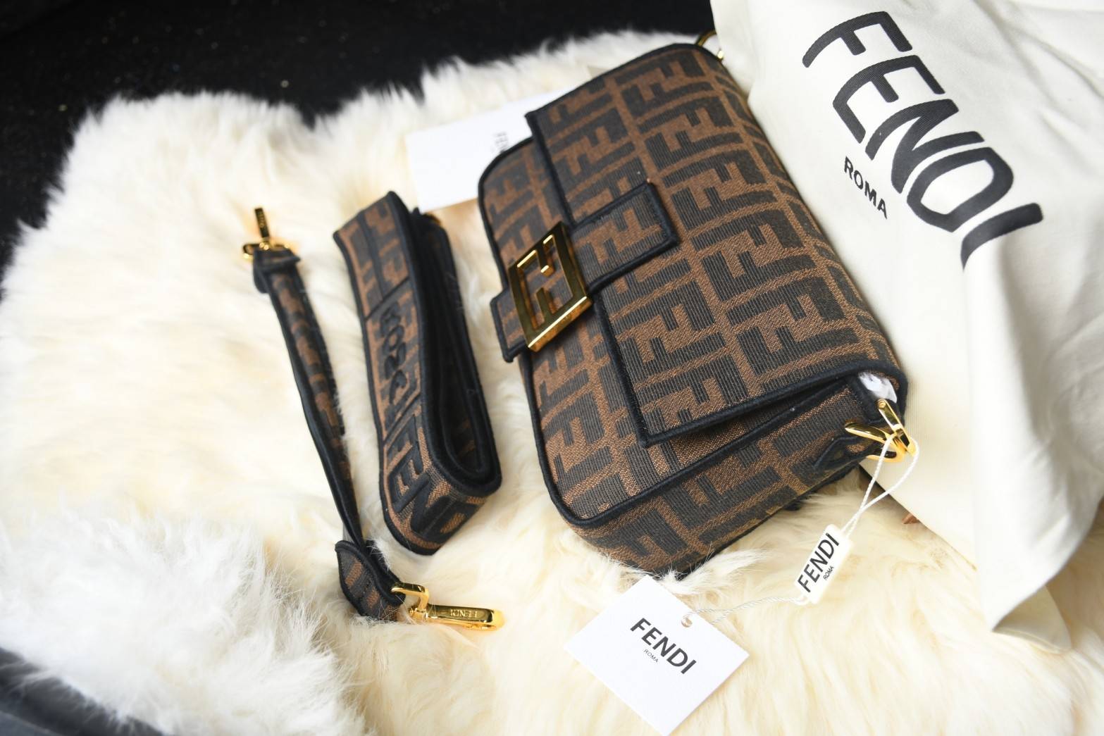Fendi Baguette Brow Fabric bag กระเป๋าทรง Baguette ขนาดกลาง วัสดุ canvas ผ้าjacquard สีน้ำตาลพร้อมลวดลาย FF ขลิบด้วยลายปักสีดำโดดเด่นอะไหล่ทอง หรูหรา เปิด-ปิดด้วยตัวล็อคแม่เหล็ก มี1ช่องซิปด้านใน มี2สาย สายสั้นและสายยาว ถอดสายได้ สวยหรู ใบนี้ไม่ควรพลาดค่า