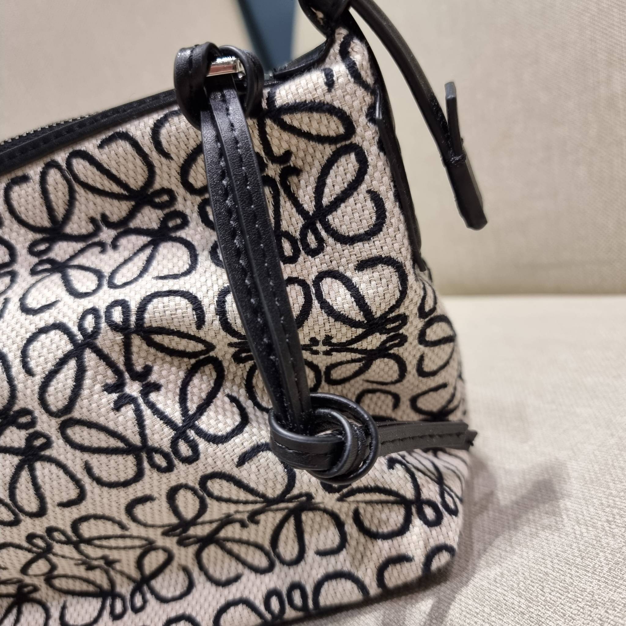 LOEWE SMALL CUBI BAG คอลเลคชั่นยอดฮิต กับสีใหม่ล่าสุด กระเป๋าทรงพอช ใบกำลังสวย ดีไซน์ดีเทลน่ารัก ด้วยลวดลายปักบนผืนผ้าคอตตอน มาพร้อมสายสะพายในตัว ที่ปรับความยาวได้อีกเล็กน้อย คล้องไหล่ คล้องแขนได้แบบสบายๆ เปิด-ปิดด้วยซิป ภายในเป็นช่องโล่ง มีช่องแบ่งอีกช่อ