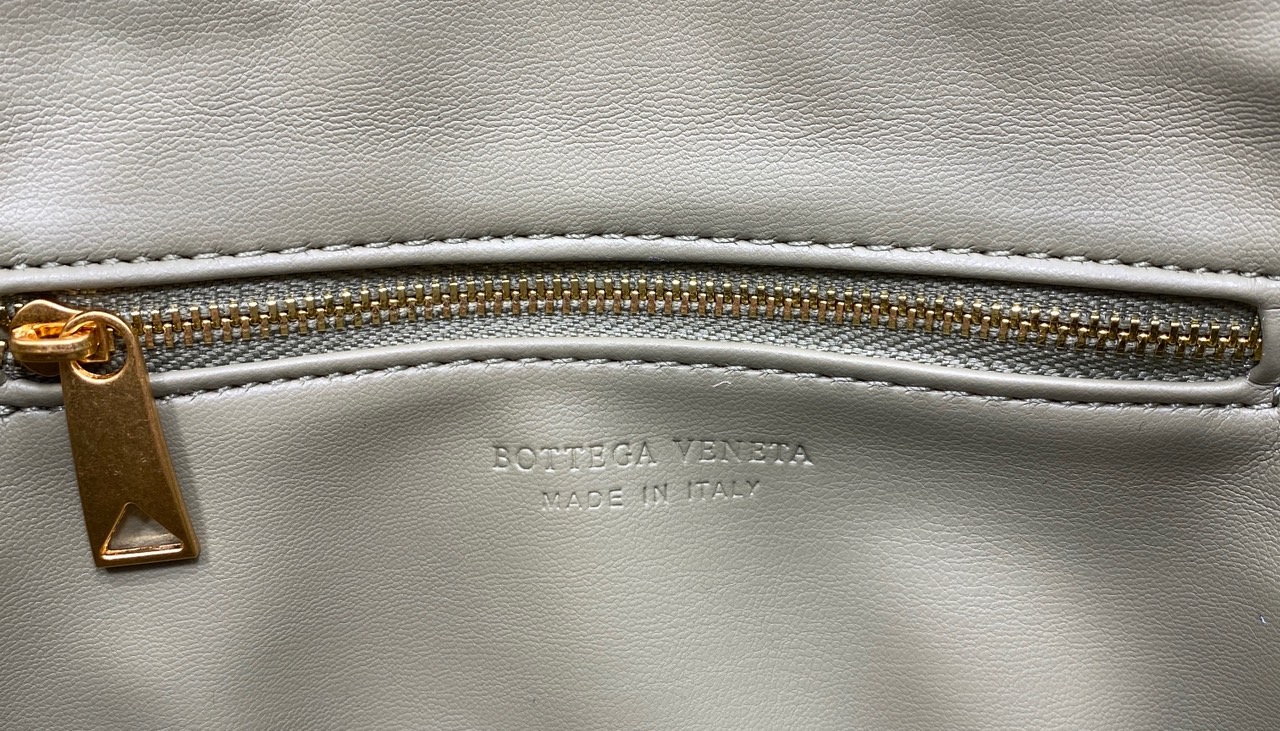 BOTTEGA intrecciato leather Snap Handle Handbag กระเป๋าถือ/สะพาย ดีไซส์สานเป็นเอกลักษณ์ หูจับในตัว หนังสวยงาม เกรดออริ สลับแท้ 1:1 ใช้งานต่างประเทศได้