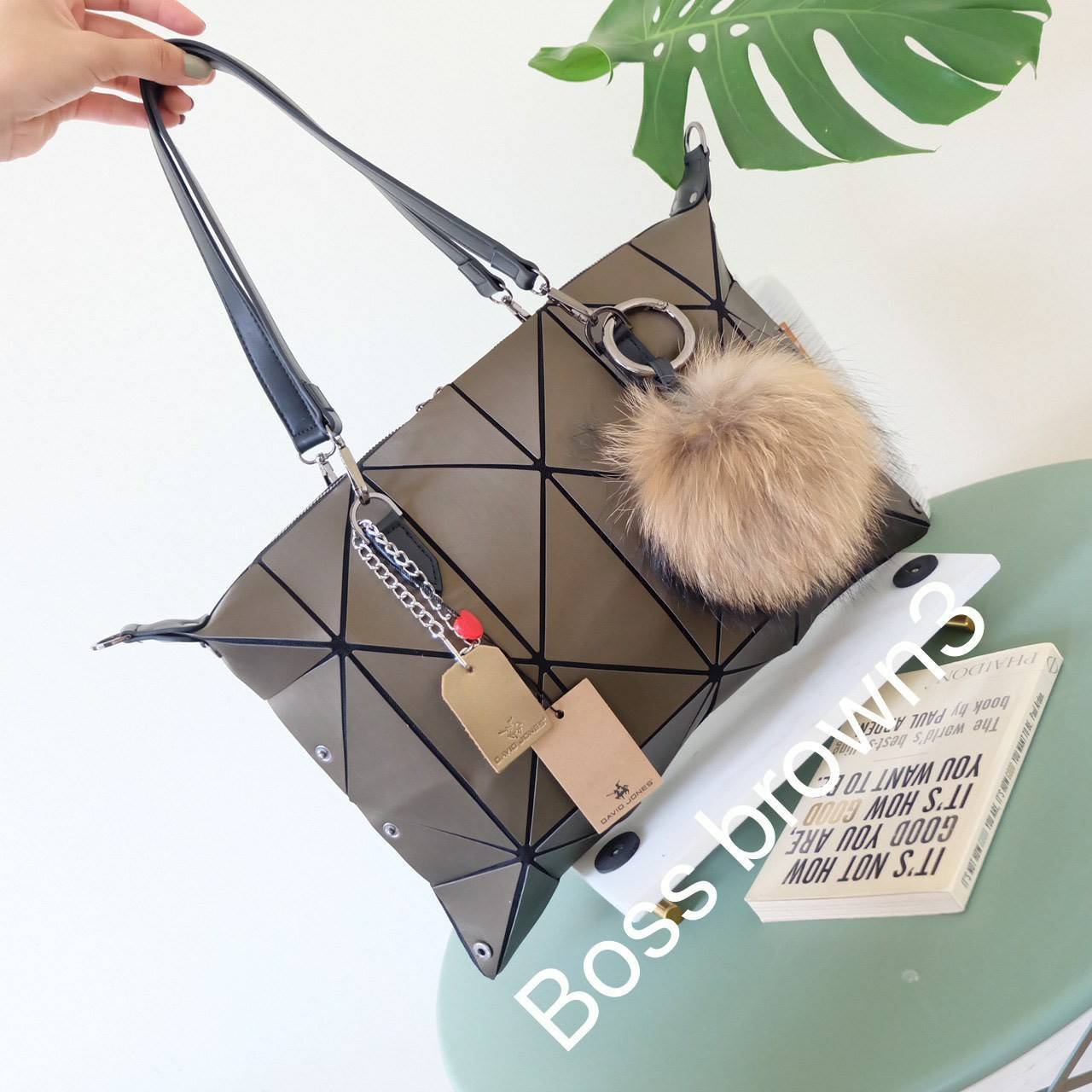 กระเป๋าถือ/สะพาย ทรงสวย เหมือนซื้อ1ได้4 โอ้ย 🤩🤩 คุ้มสุดๆไปเลยค่า เพราะตัวกระเป๋าปรับได้ถึง4 แบบตามการใช้งานเลยน๊าแถมตัวกระเป๋าน้ำหนักเบาอีกด้วย ✨✨✨ สายสะพายถอดได้แถมสายยาวให้อีก 1 เส้น กระเป๋าทรงสุดฮิตจากแบรนด์ David J