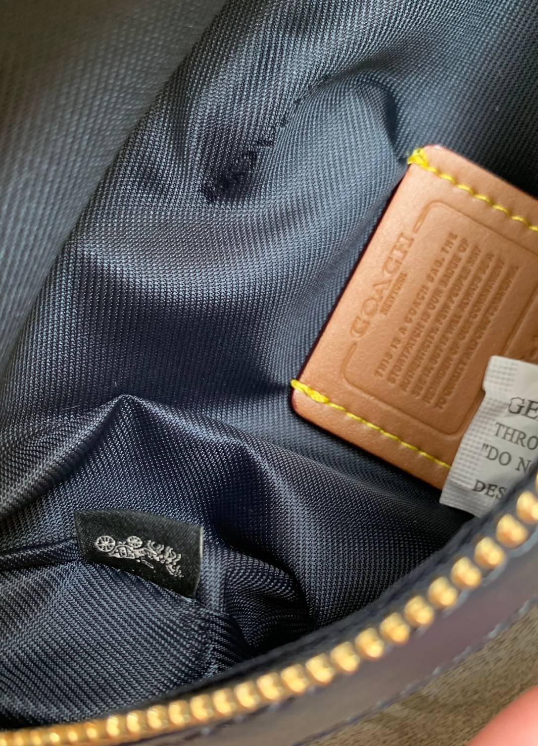 COACH BELT BAG ((39937)) กลับมาอีกครั้ง สวยเหมือนเดิมค่ะ😘 กระเป๋าคาดอก//คาดเอว หนังแท้นิ่ม สวยงามค่ะ ด้านหน้ามีช่องซิป ใส่กระเป๋าเงินใบกลางได้;มือถือได้ทุกรุ่น;พาสปอร์ตได้ค่ะ ด้านหลังมีช่องซิปให้อีกช่องใส่ของจุกจิก สายคาดเลื่อนปรับได้ฟรีไซด์ตามขนา