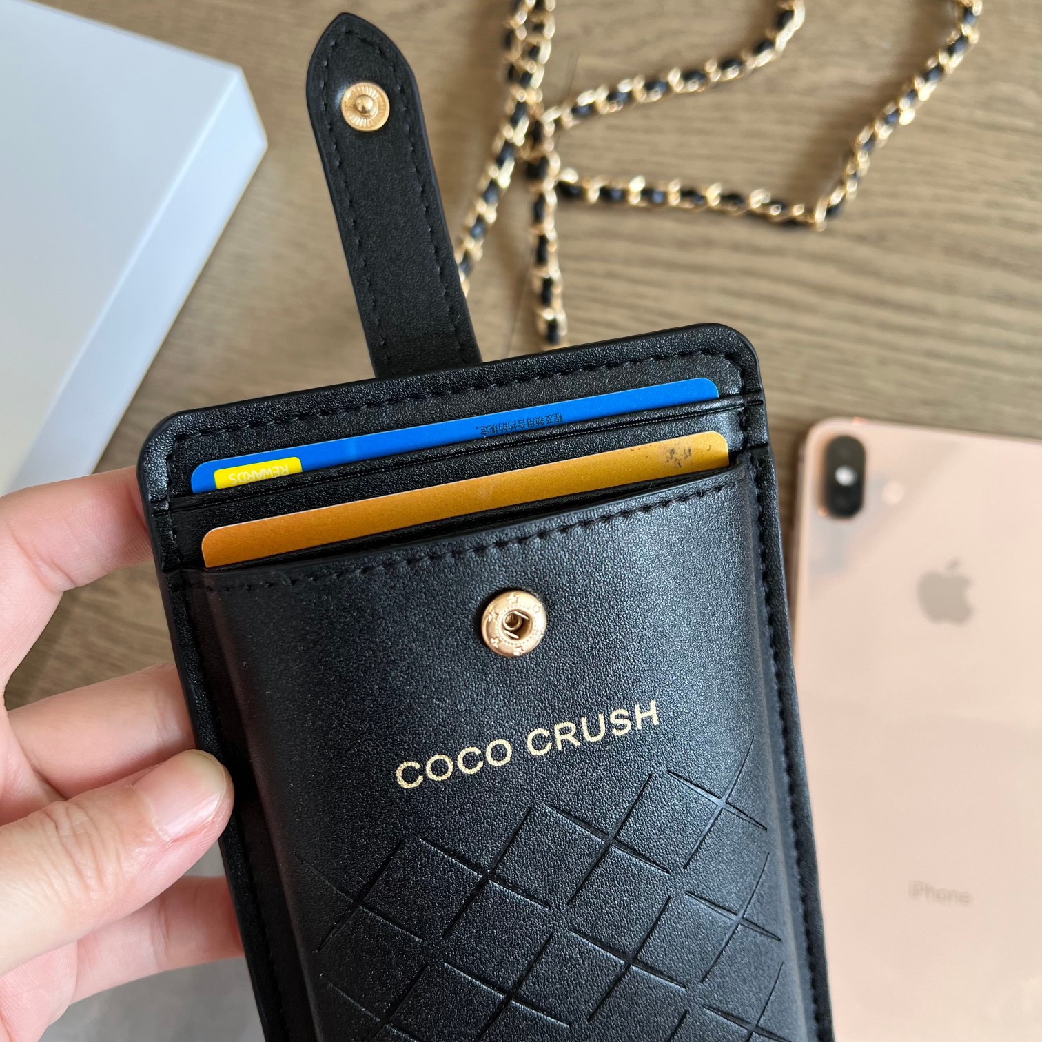 ด่วนมีจำกัด!! CHANEL COCO SMARTPHONE CASE AND CROSSBODY BAG กระเป๋าใส่มือถือ ใส่บัตร ที่มาพร้อมสายสะพายสวยหรู ตัวหนังนิ่ม ขนาดกำลังน่ารัก