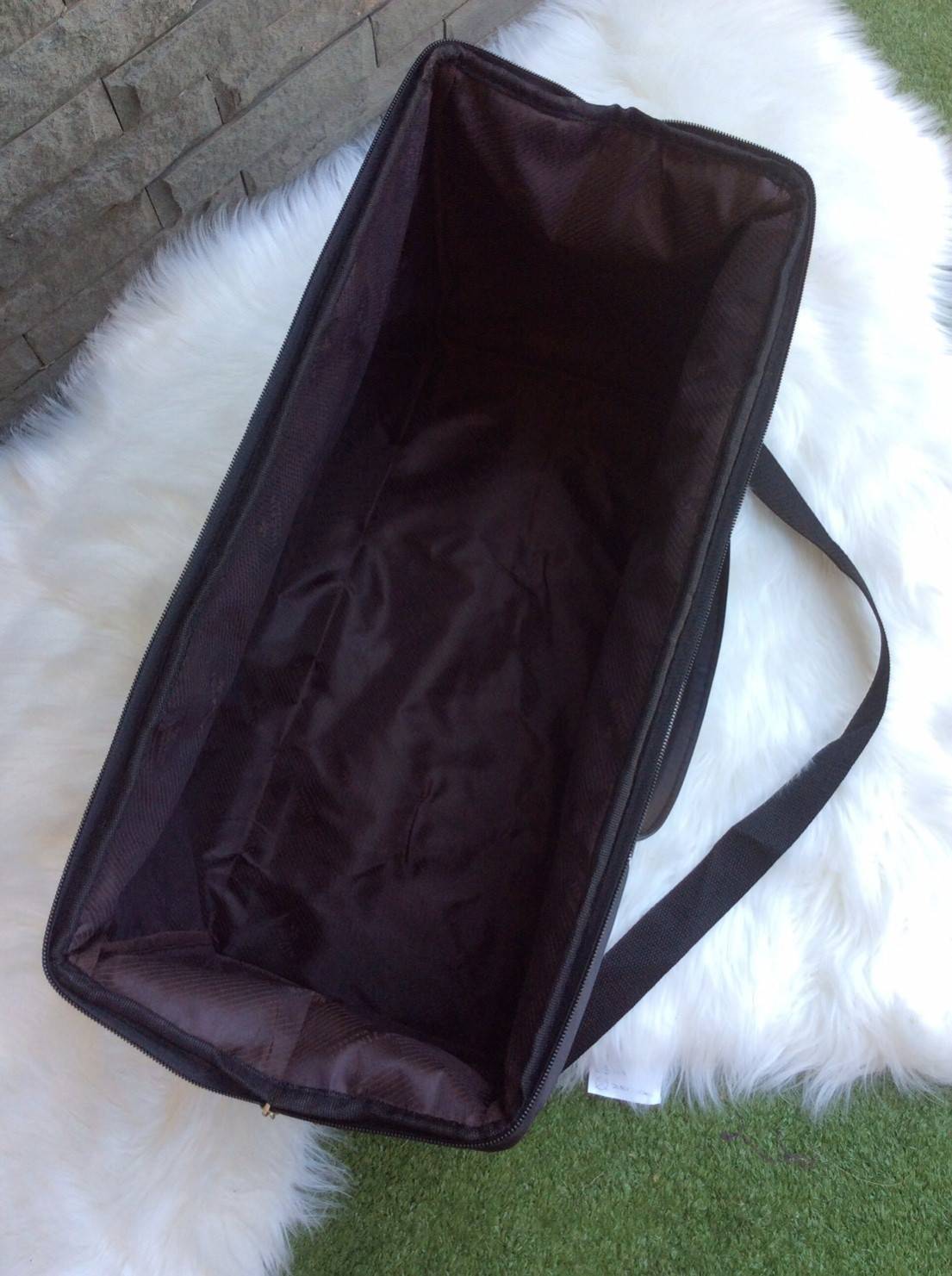 Don't Miss! กระเป๋าเดินทางแบรนด์ดัง 3CE ของแท้จากเกาหลีวัสดุ NYLON เนื้อหนาสีดำสกรีนโลโก้ 3CE ด้านหน้า หูหิ้วหนังแข็งแรงสะพายไหล่ได้ ใบใหญ่จุใจใส่เสื้อผ้า รองเท้าของใช้ได้เยอะ น้ำหนักเบา ดูแลรักษาทำความสะอาดง่าย เปิดปิดด้วยซิปสะดวกใช้ ภายในมีช่องเล็ก