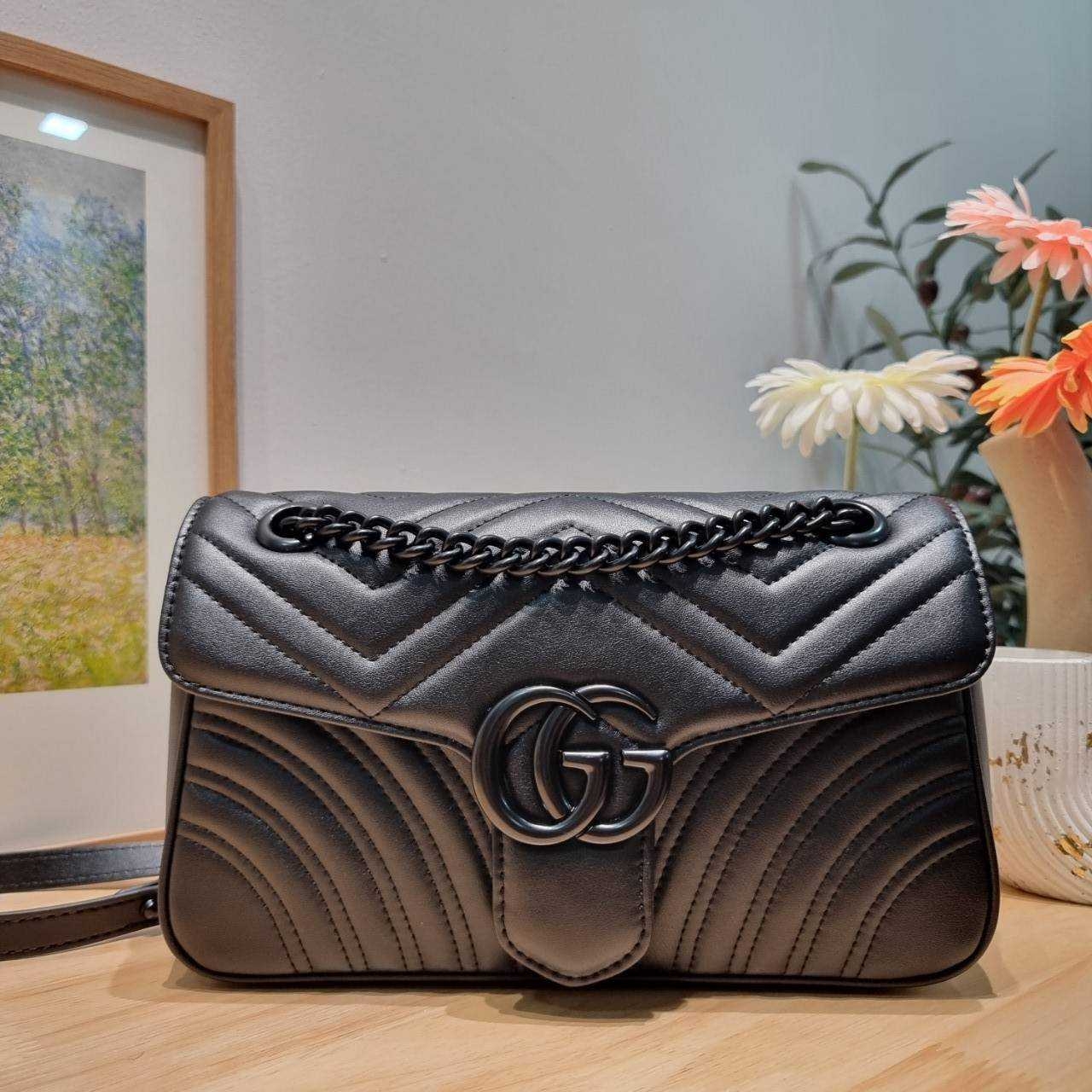 GG MARMONT SHOULDER BAG กระเป๋าสะพายข้างรุ่นคลาสสิค ดีไซน์ใหม่ อะไหล่ดำ สะพายขับผิว ดูแพง อัพลุคได้สบายๆ เปิด-ปิดด้วยตัวกดล็อคแน่นหนา ด้านหลังดีไซน์รูปหัวใจ 🖤