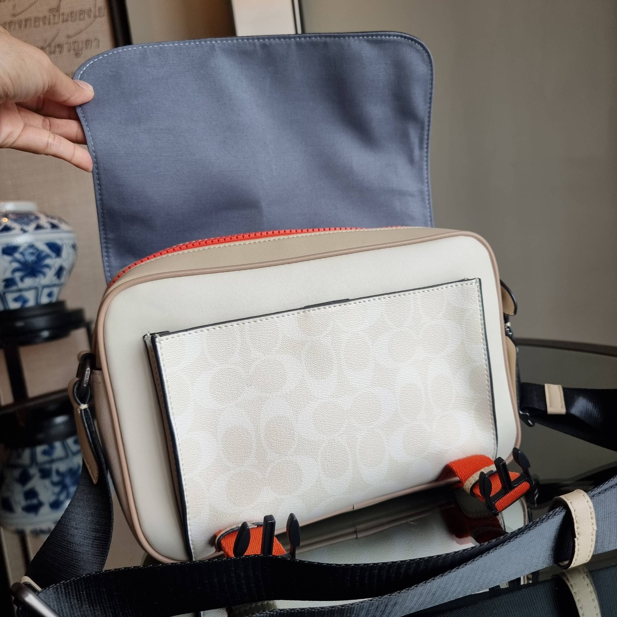 COACH TRACK CROSSBODY IN COLORBLOCK WITH COACH PATCH C6657 C8128 หล่อบอกต่ออีกหนึ่ง กระเป๋าสะพายทรงแมสเซ็นเจอร์ รุ่นเอาใจหนุ่มๆ ที่สาวๆก็อยากใช้!! ด้วยดีไซน์สีคัลเลอร์บล็อคที่โดดเด่น ทำให้ดูน่าใช้งาน วัสดุหนังแท้ สวยคมซ่อนหรู ฝากระเป๋ามีตัวล็อคแน่นหนา เปิ