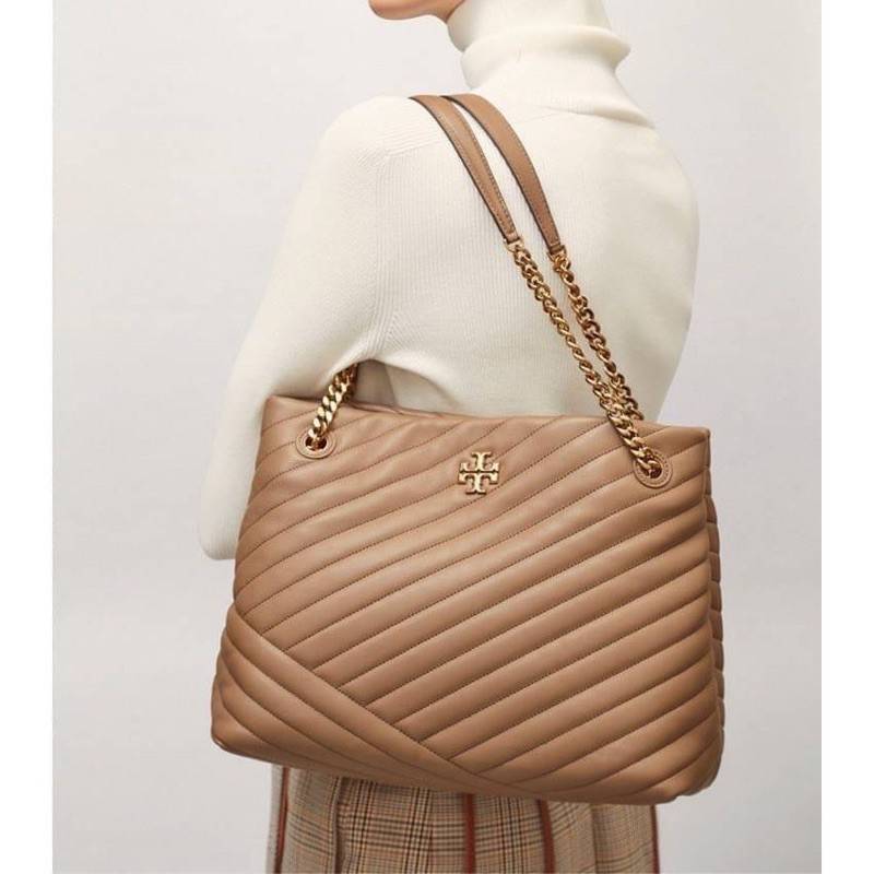 TORY BURCH KIRA CHEVRON TOTE กระเป๋าสะพายรุ่นที่ใครๆก็ต้องมี กับทรงโท้ทไซส์ใหญ่ ใช้ยังไงก็ดูหรู ดีไซน์เฉพาะตัว วัสดุหนังสัมผัสนิ่ม