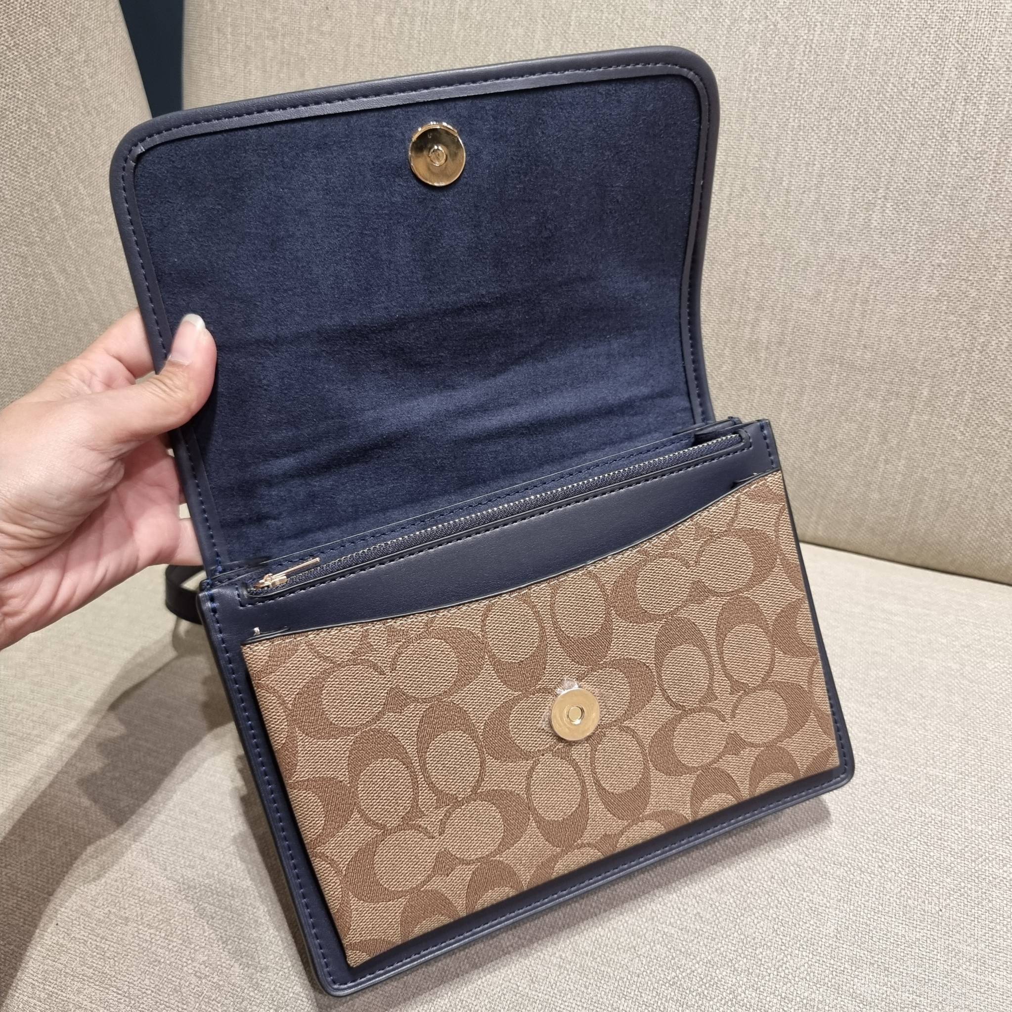 COACH C9230 KLARE CROSSBODY IN SIGNATURE CANVAS WITH FLORAL EMBROIDERY น้องใหม่คอลล่าสุด กับกระเป๋าสะพายข้าง โทนสีละมุนลูกคุณหนู ดีไซน์ปักดอกไม้เพิ่มลูกเล่น ให้ดูแพง วัสดุผนังแคนวาสสลับหนังแท้ สายสะพายโซ่สลับหนัง สะพายยังไงก็ขับผิว เปิด-ปิดด้วยกระดุมแม่เห