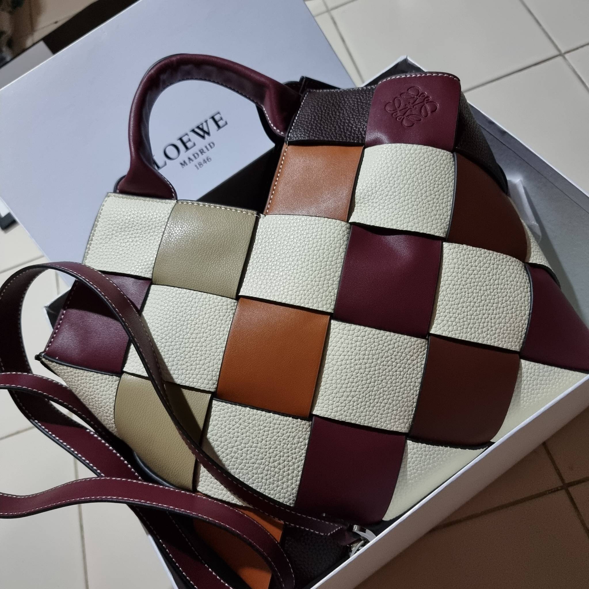 VIP 】LOEWE SURPLUS LEATHER WOVEN BASKET BAG IN CLASSIC CALFSKIN ใหม่ล่าสุดและสวยที่สุด กระเป๋าสะพานที่ถักทอด้วยความปราณีต โดดเด่นด้วยสีที่จับมาคอนทราสได้ลงตัว ใบใหญ่จุได้แบบเน้นๆ วัสดุหนังวัวแท้เต็มใบ หรูเลิศ ปากกระเป๋ามีสายหนังสำหรับผูกรวบปากกระเป๋า ภายใ