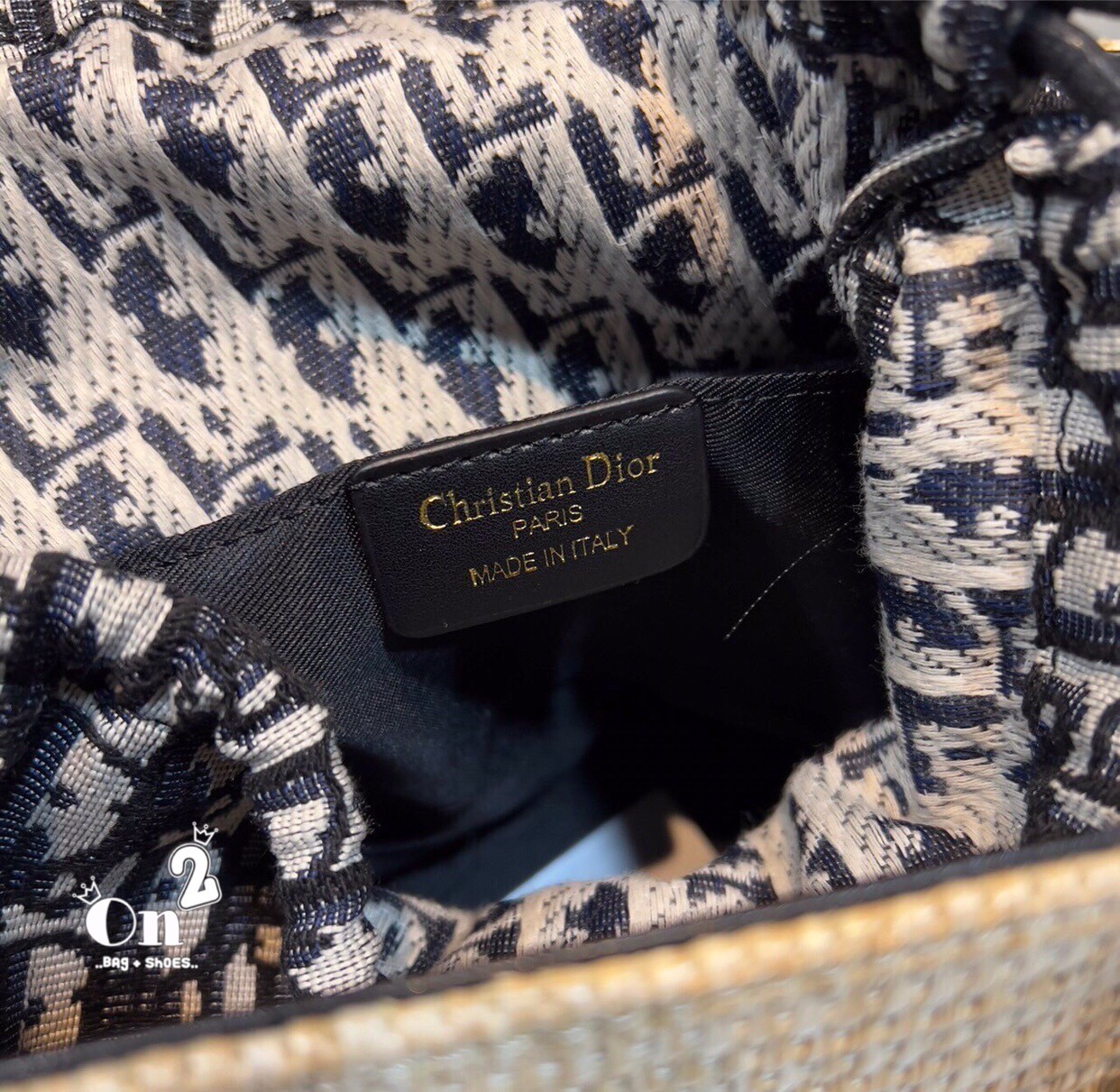 Lady Dior limited edition Bag DIOR WOMEN MEDIUM LADY D-LITE BAG กระเป๋า Lady D-Lite ผสมผสานความสง่างามและคลาสสิก