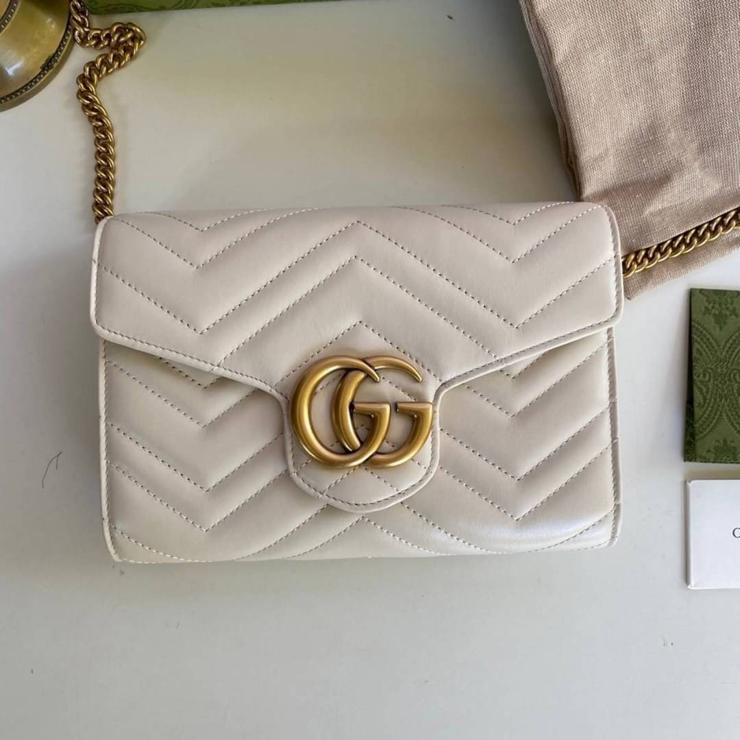 GUCCI Marmont Wallet on chain Leather / GG Marmont Chain Wallet เกรดเทพออริจินอล หนังแท้ งานสวยน่ารักมาก ใส่โทรศัพท์ได้ทุกรุ่น หนังวัวแท้นิ่มมาก ใส่การ์ด ใส่บัตร ได้เยอะมากๆ ฝ่าปิดแบบกระดุมใช้งานง่าย *กระดุมมีโลโก้ Gucci * งานสวยละเอียดยิบย่อยทุกจุด ภาพถ่