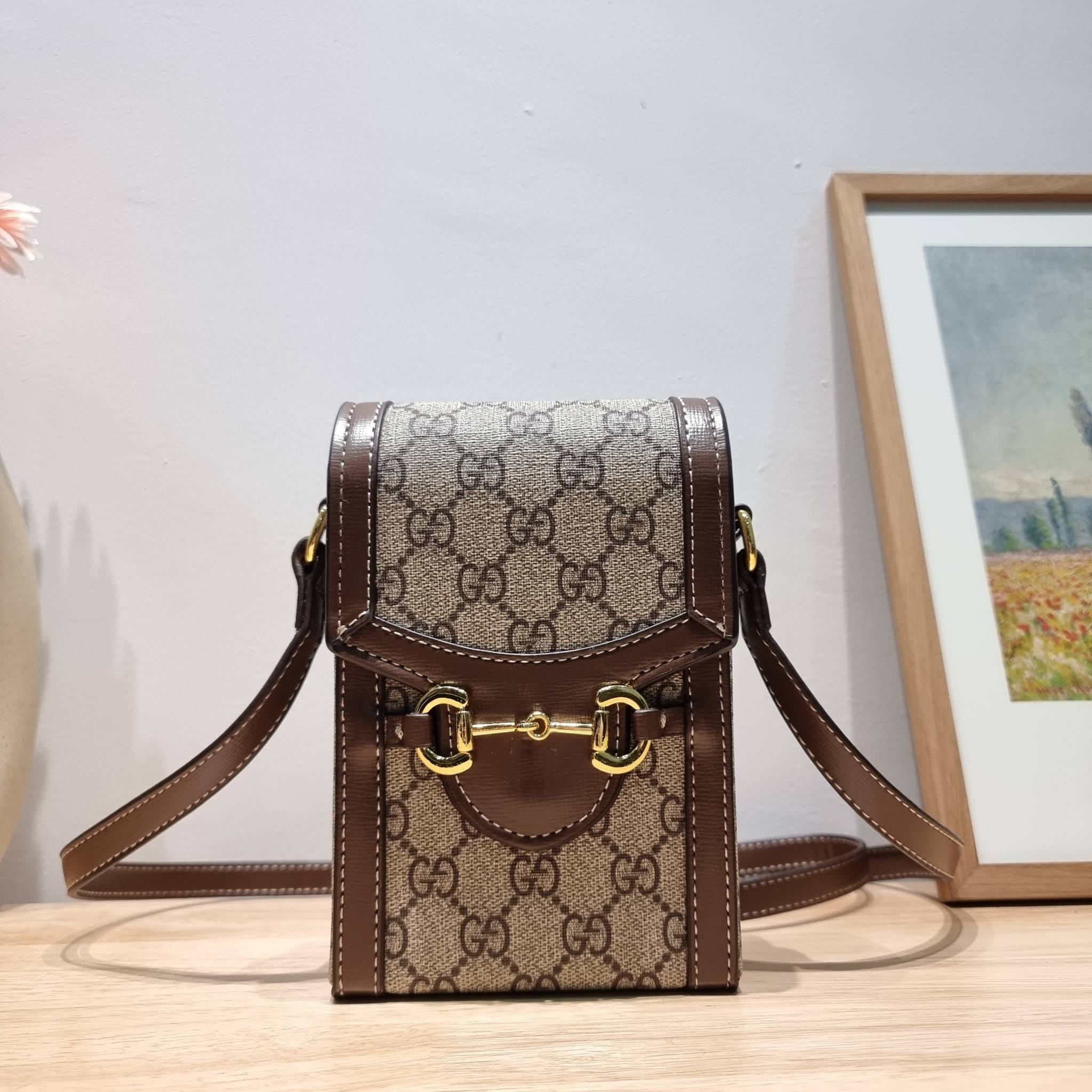 Set 3 ชิ้น Gucci Horsebit 1955 mini bag / Gucci Phone Bag box set ชวนสะสม ใครมองหาของขวัญอยู่ เซ็ทนี้จัดว่าเลิศมาก! กับการจับเอารุ่นยอดฮิต มามิกซ์รวมกับไอเท็มสุดคุ้มของมันต้องมี!! จัดเรียงให้อยู่ในกล่อง box set ลิมิเต็ด ที่มีทั้งแว่นตา gentle monster แบรน
